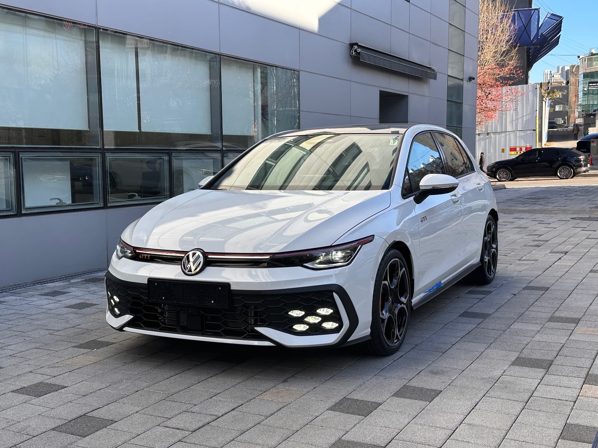 폭스바겐 골프 퓨어 화이트 GTI 2026년식 실물 사진 10장