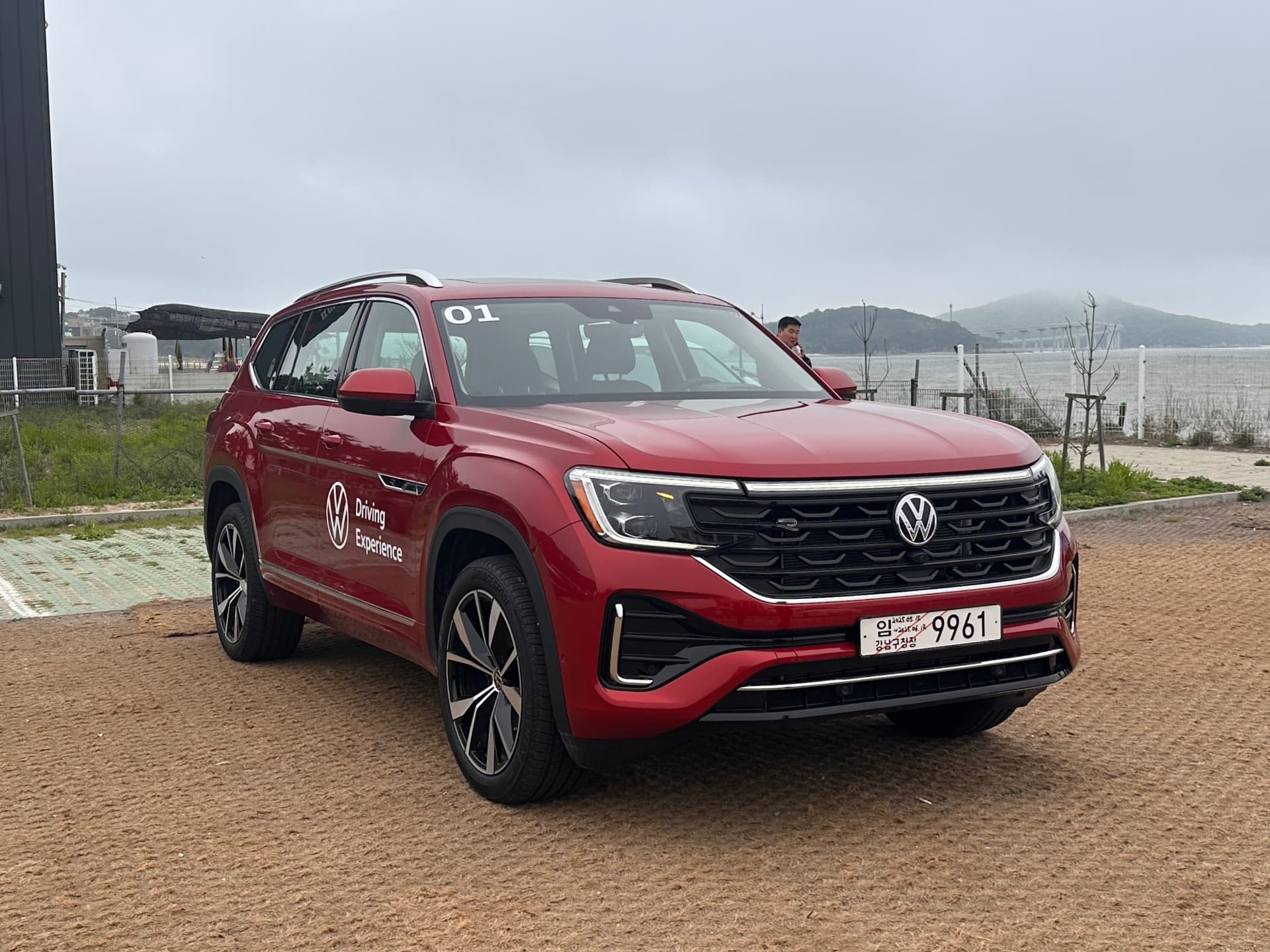 폭스바겐 아틀라스 오로라 레드 R-Line 2025년식 실물 사진 4장
