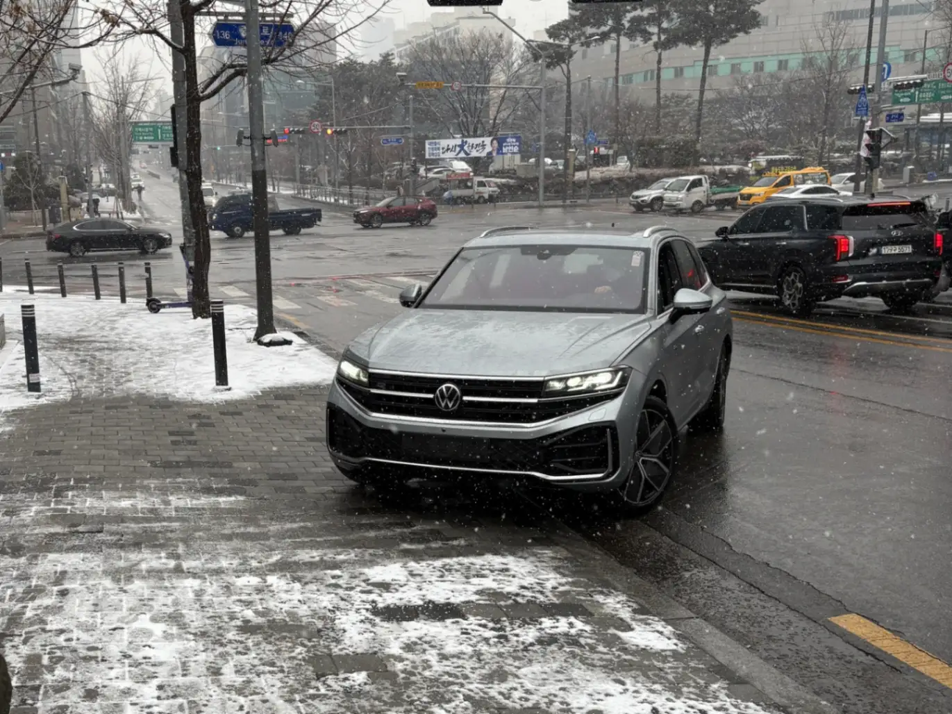 폭스바겐 투아렉 오이스터 실버 R-Line 2024년식 실물 사진 23장