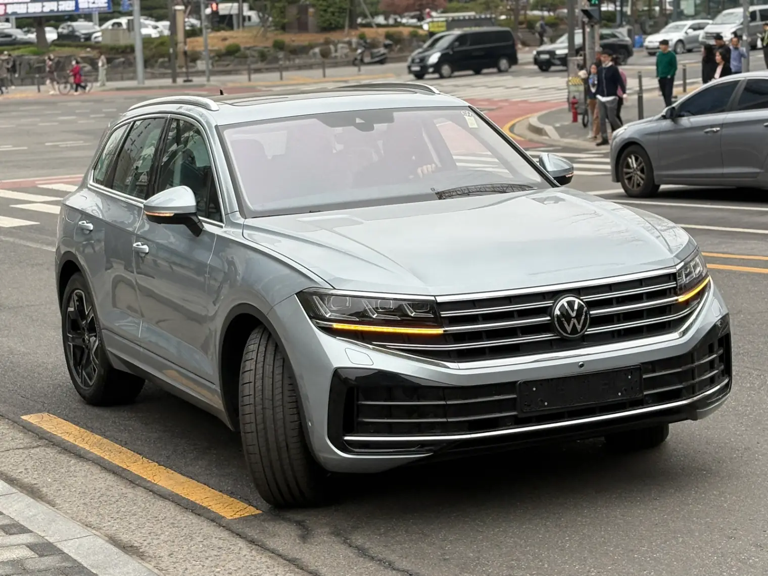 투아렉 오이스터 실버 프레스티지 24년식 실물 사진