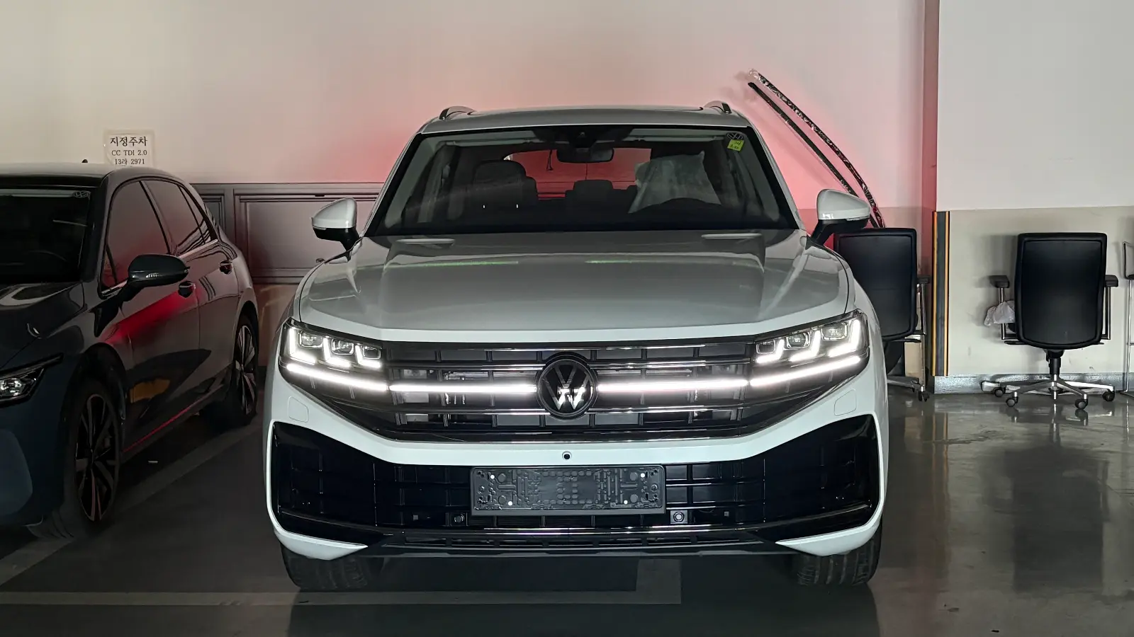 투아렉 퓨어 화이트 프레스티지 26년식 실물 사진