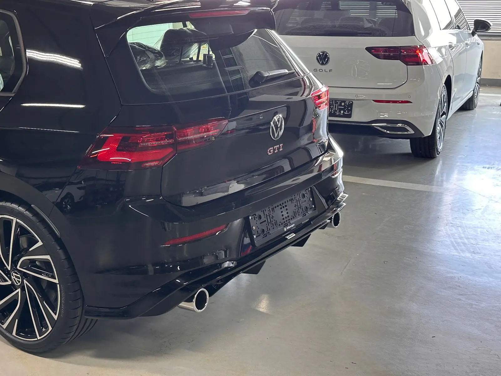 골프 딥 블랙 펄 GTI 24년식 실물 사진