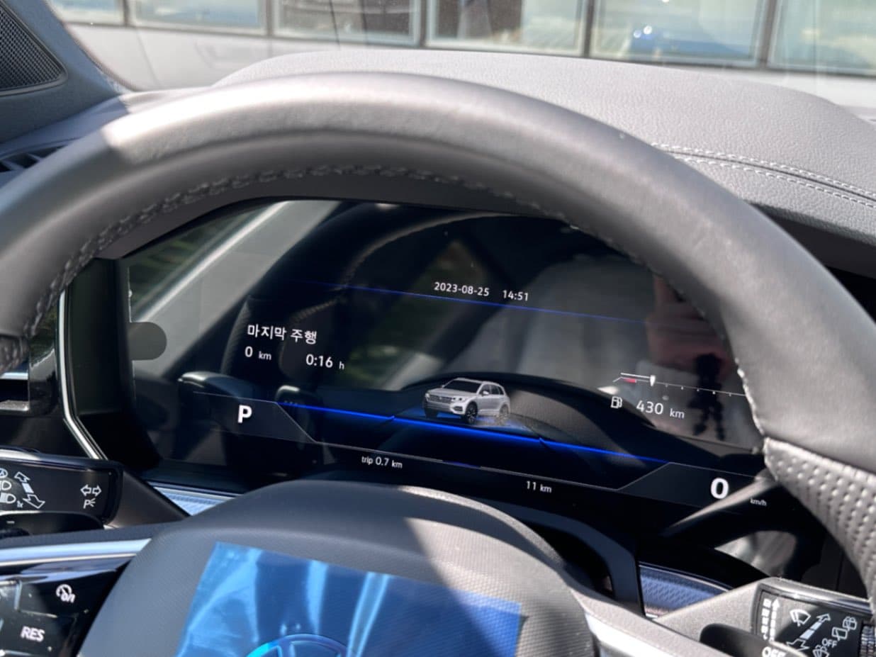 투아렉 라피즈 블루 R-Line 23년식 실물 사진