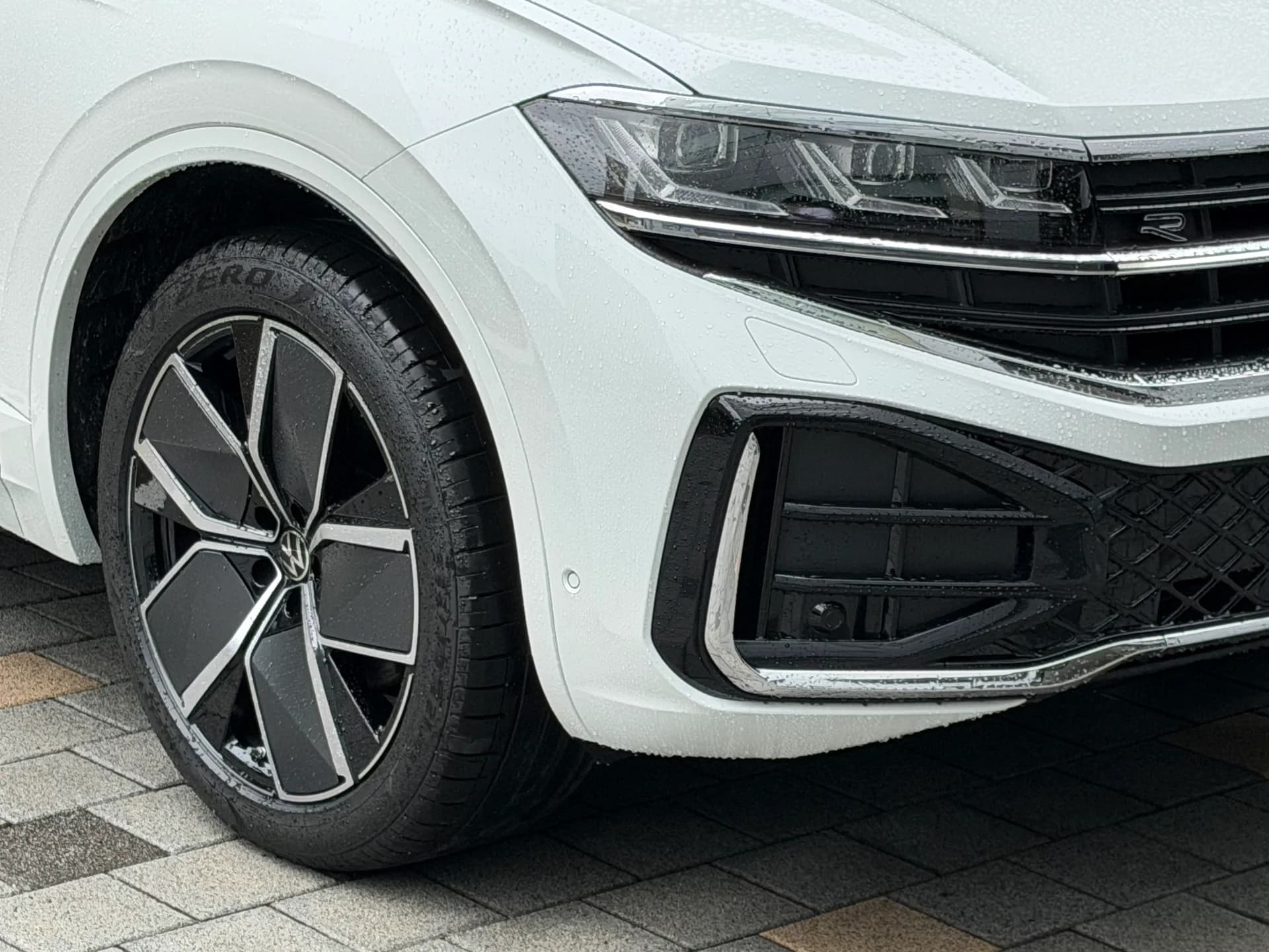 투아렉 오릭스 화이트 R-Line 26년식 실물 사진