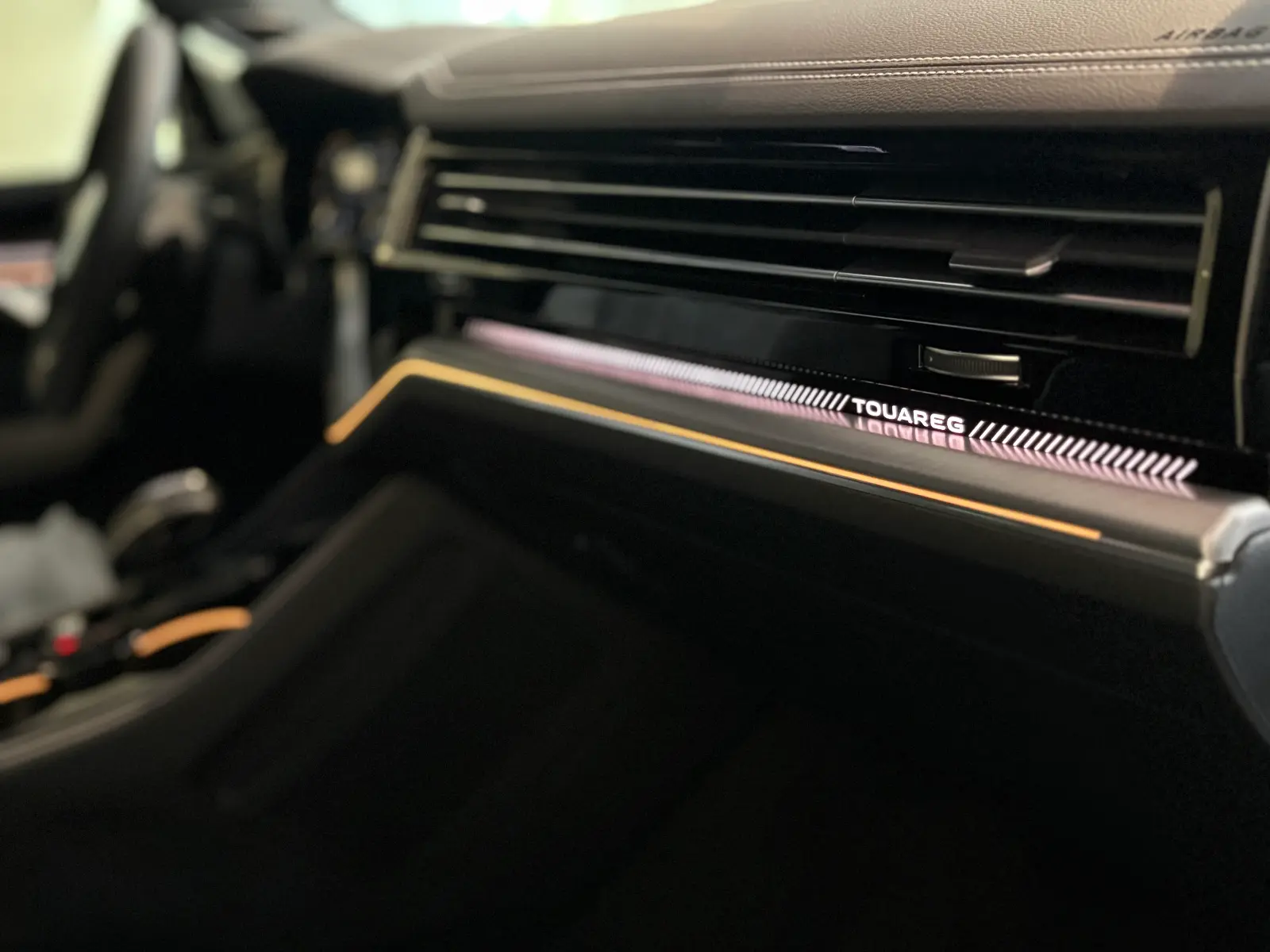 투아렉 오이스터 실버 R-Line 24년식 실물 사진