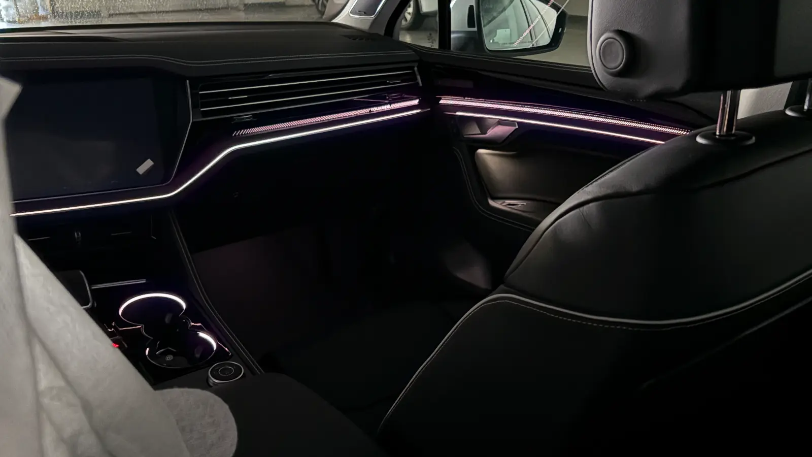 투아렉 퓨어 화이트 프레스티지 26년식 실물 사진