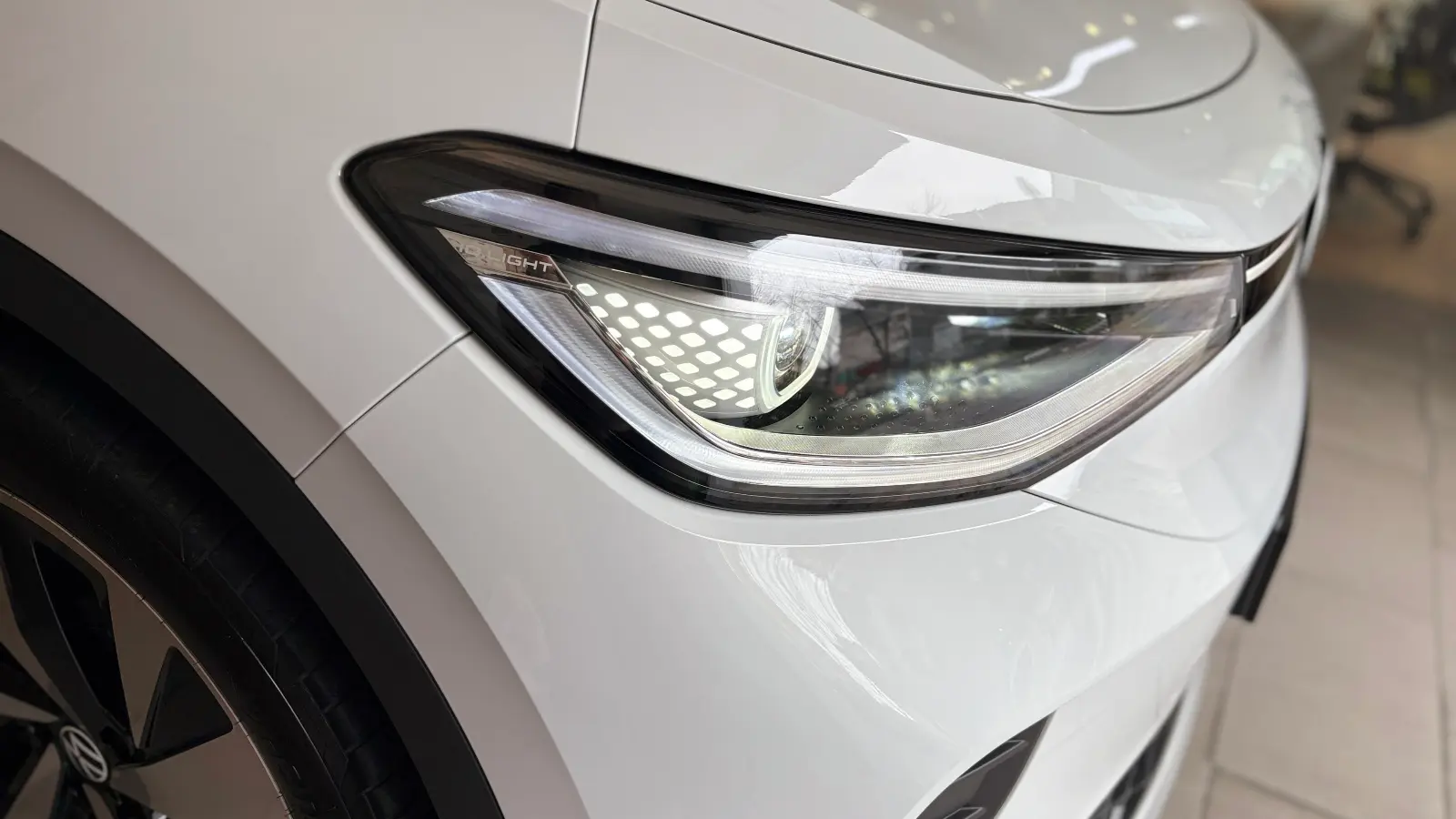 ID.4 글레시어 화이트 Pro 25년식 실물 사진