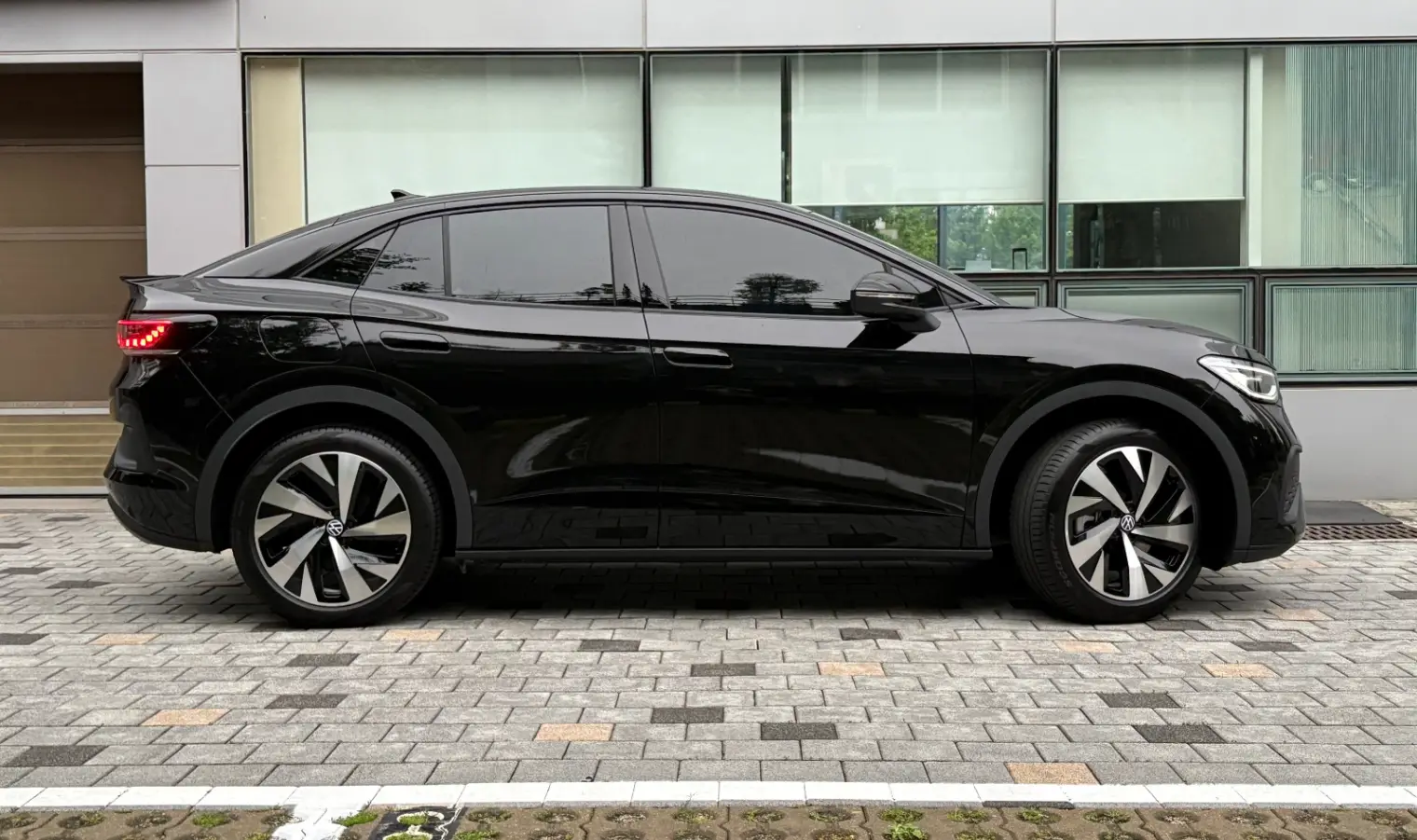 ID.5 그레나딜라 블랙 Pro 25년식 실물 사진