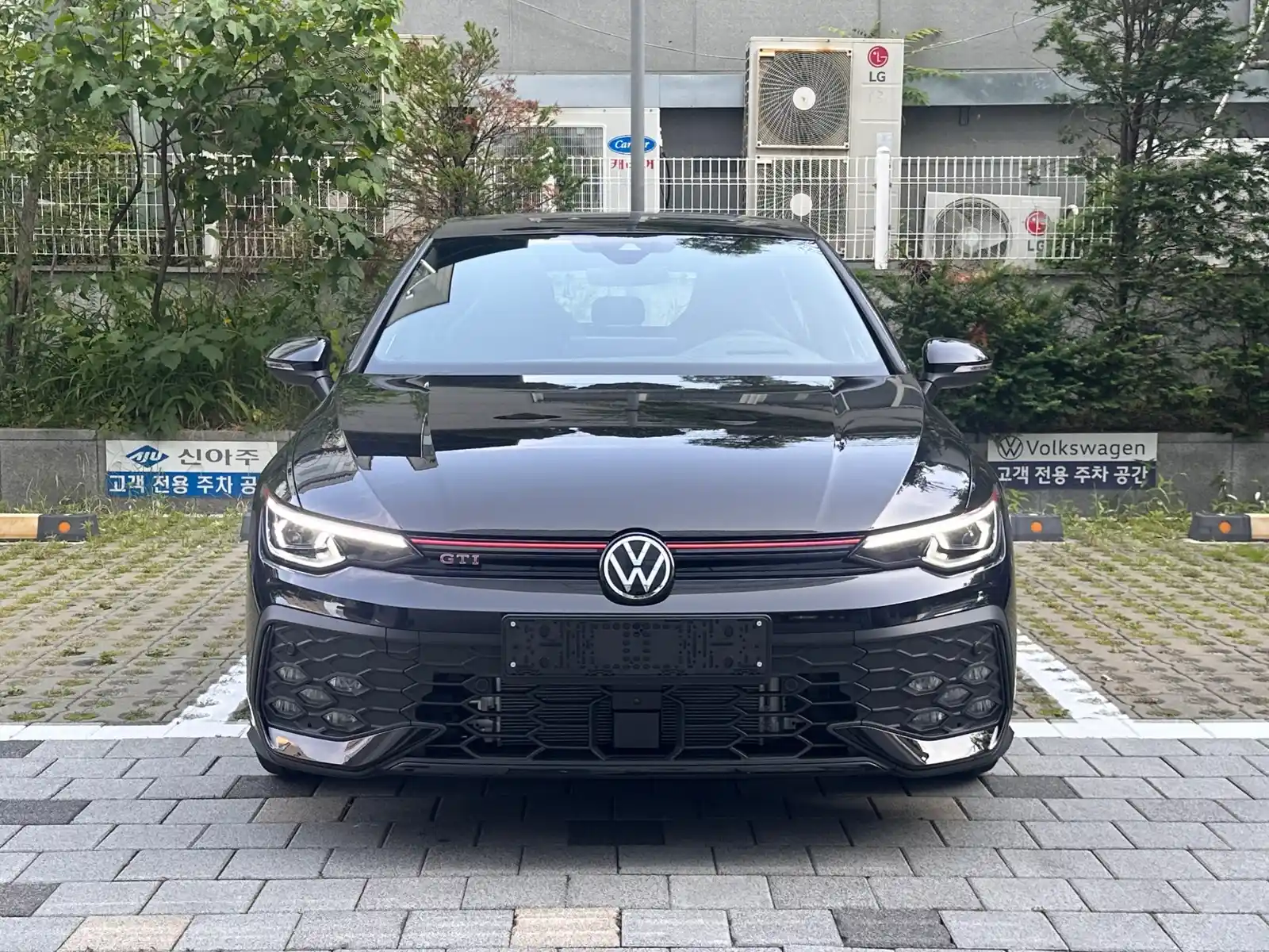 폭스바겐 골프 그레나딜라 블랙 GTI 2026년식 실물 사진 3/7