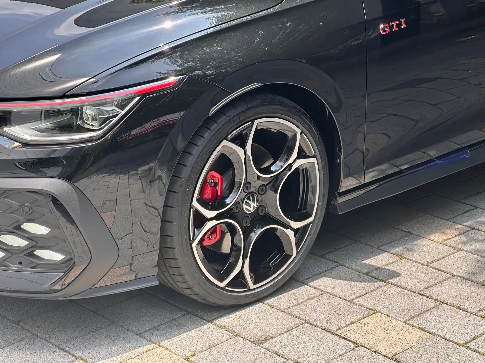 폭스바겐 골프 그레나딜라 블랙 GTI 2026년식 실물 사진 3/7