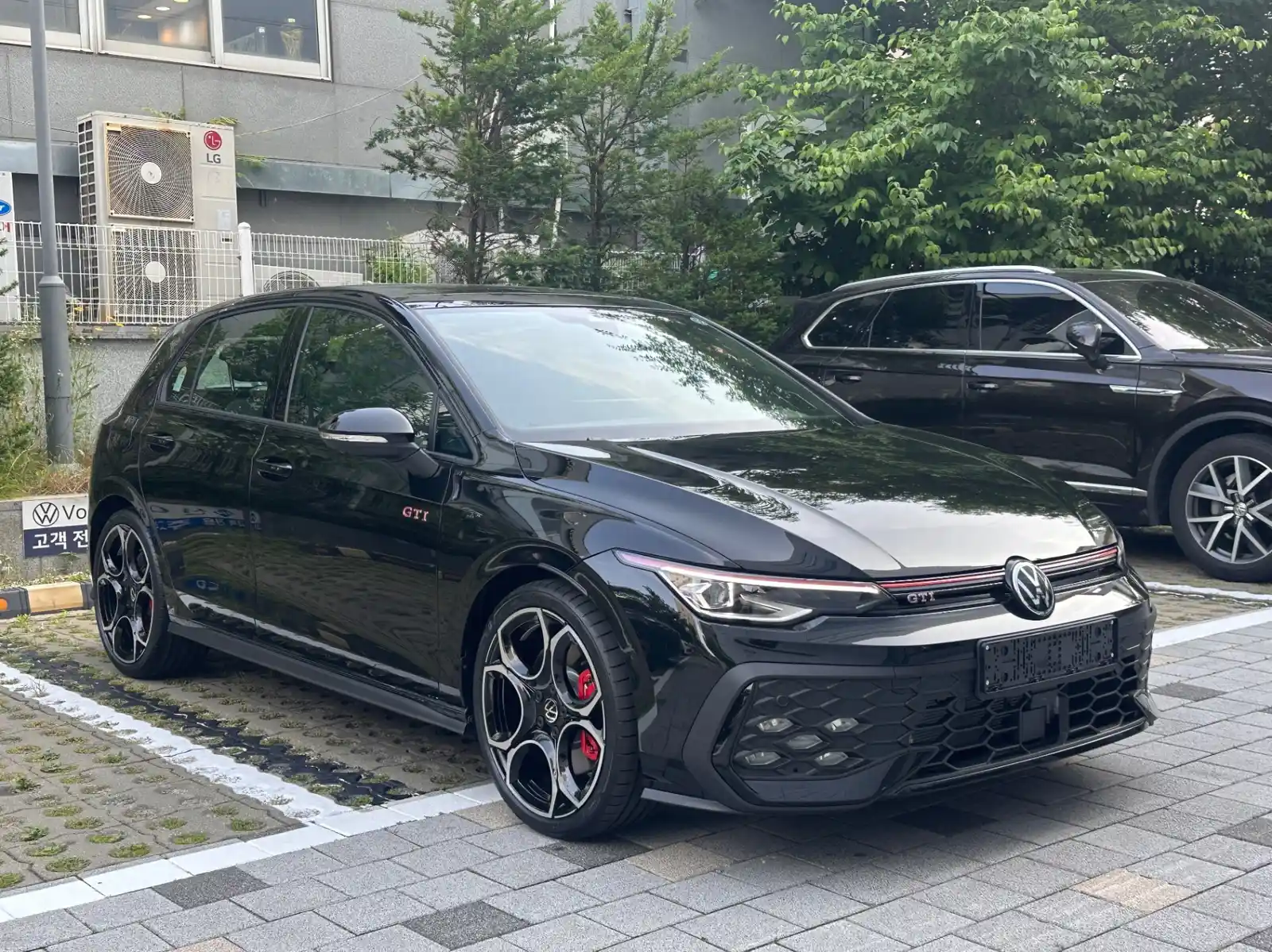 폭스바겐 골프 그레나딜라 블랙 GTI 2026년식 실물 사진 1/7