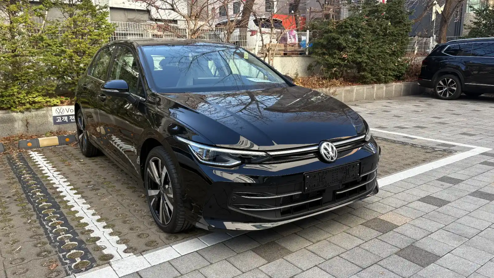 폭스바겐 골프 그레나딜라 블랙 TDI 프레스티지 2026년식 실물 사진 1/15