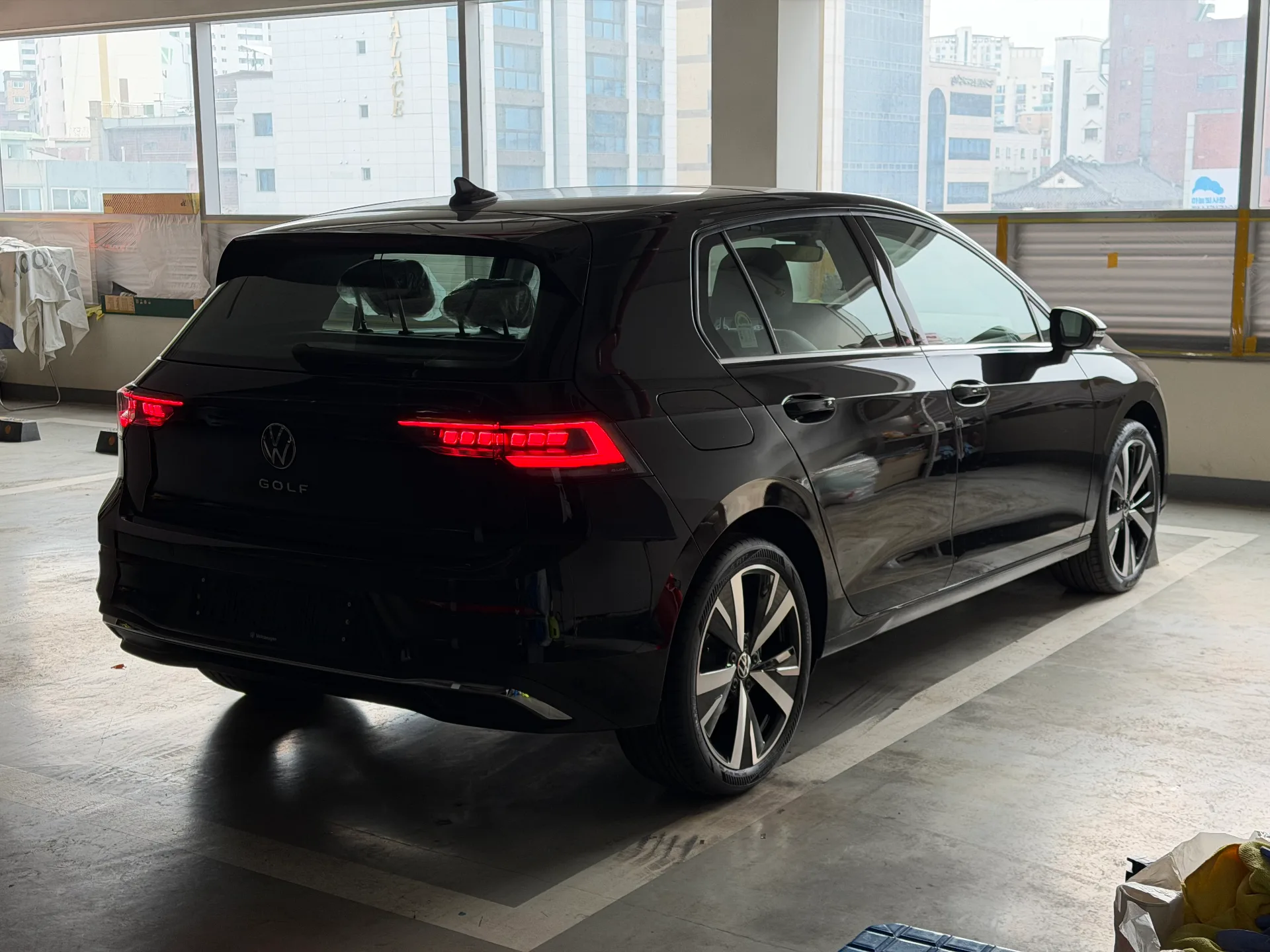 폭스바겐 골프 그레나딜라 블랙 TDI 프레스티지 2026년식 실물 사진 4/26 - 26년 03월 30일 출고한 검정 골프 TDI 출고 사진입니