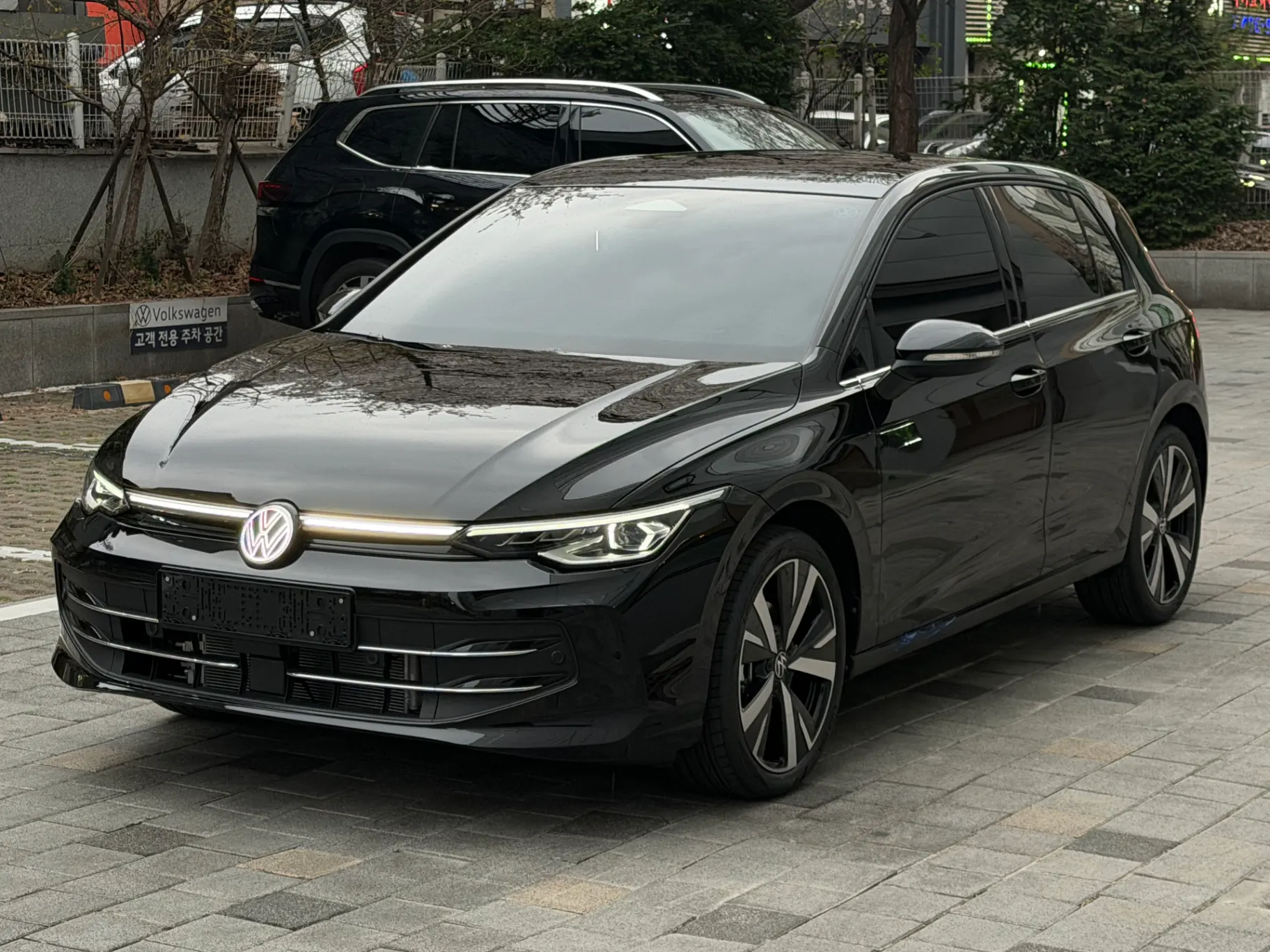 폭스바겐 골프 그레나딜라 블랙 TDI 프레스티지 2026년식 실물 사진 8/26 - 26년 03월 30일 출고한 검정 골프 TDI 출고 사진입니