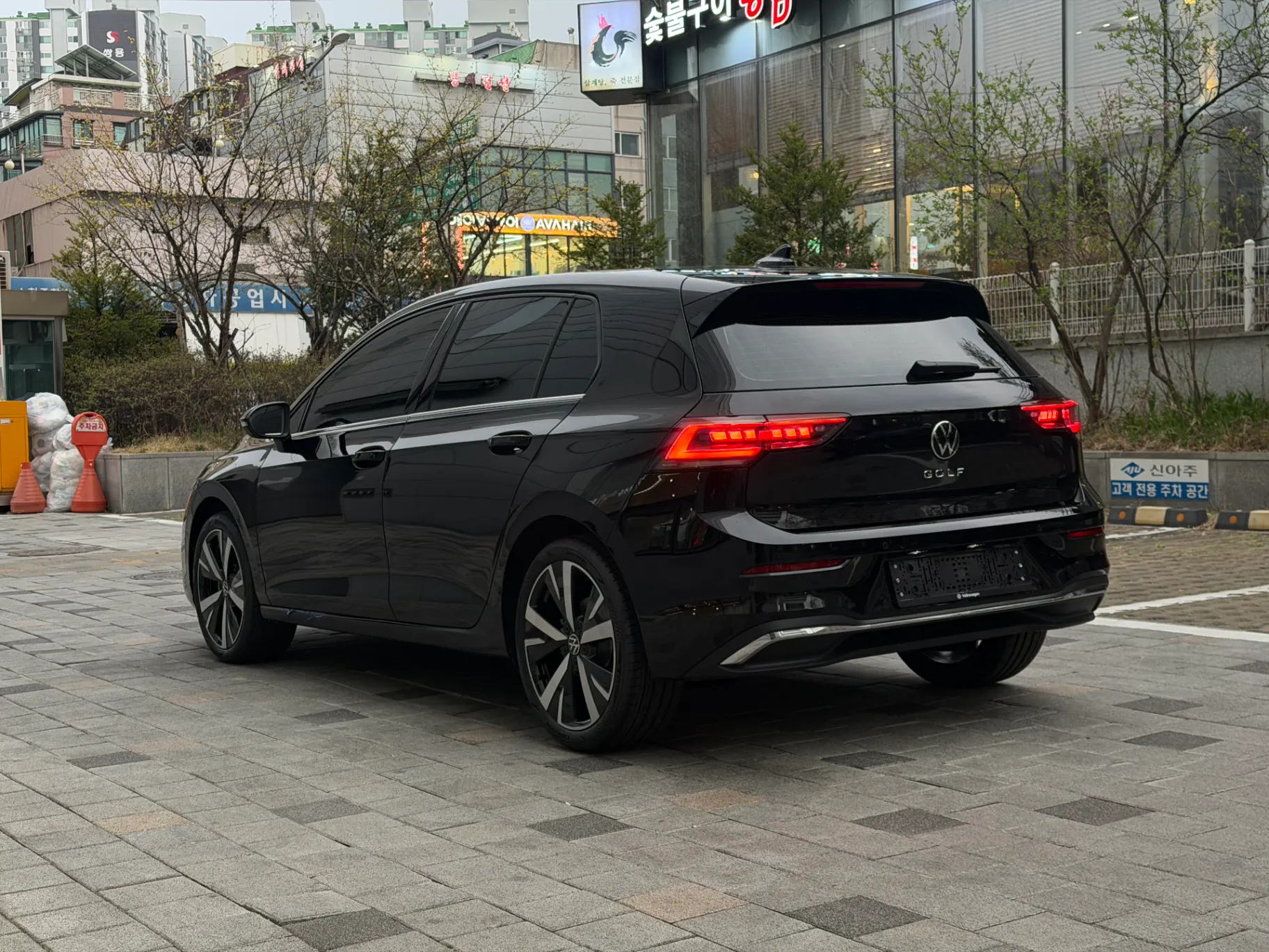 폭스바겐 골프 그레나딜라 블랙 TDI 프레스티지 2026년식 실물 사진 11/26 - 26년 03월 30일 출고한 검정 골프 TDI 출고 사진입니