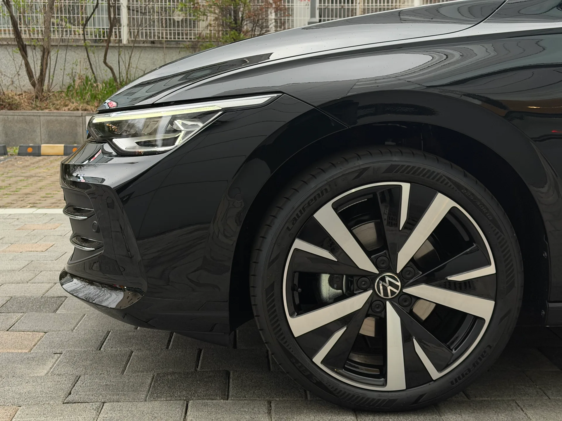 폭스바겐 골프 그레나딜라 블랙 TDI 프레스티지 2026년식 실물 사진 12/26 - 26년 03월 30일 출고한 검정 골프 TDI 출고 사진입니