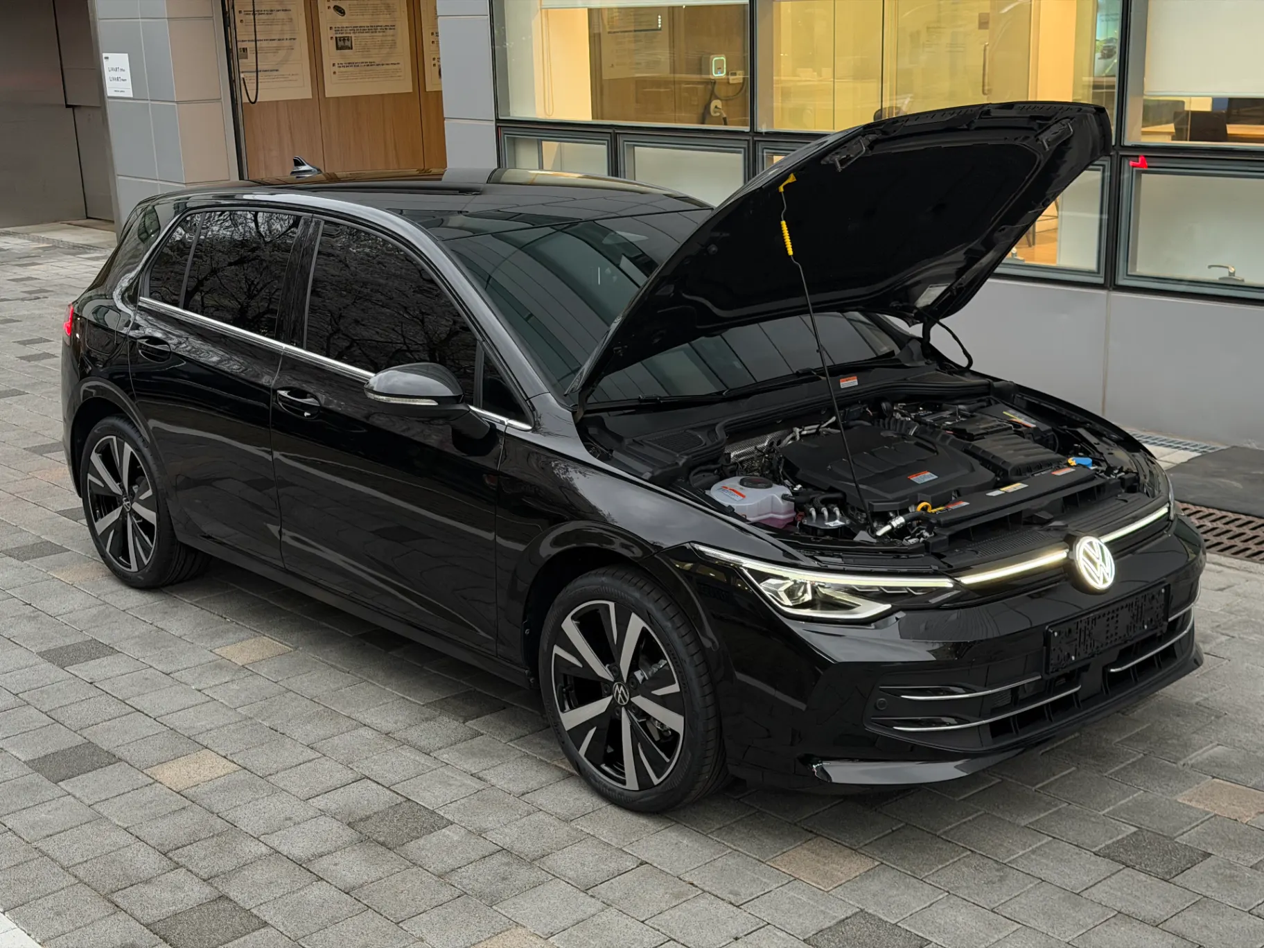 폭스바겐 골프 그레나딜라 블랙 TDI 프레스티지 2026년식 실물 사진 14/26 - 26년 03월 30일 출고한 검정 골프 TDI 출고 사진입니