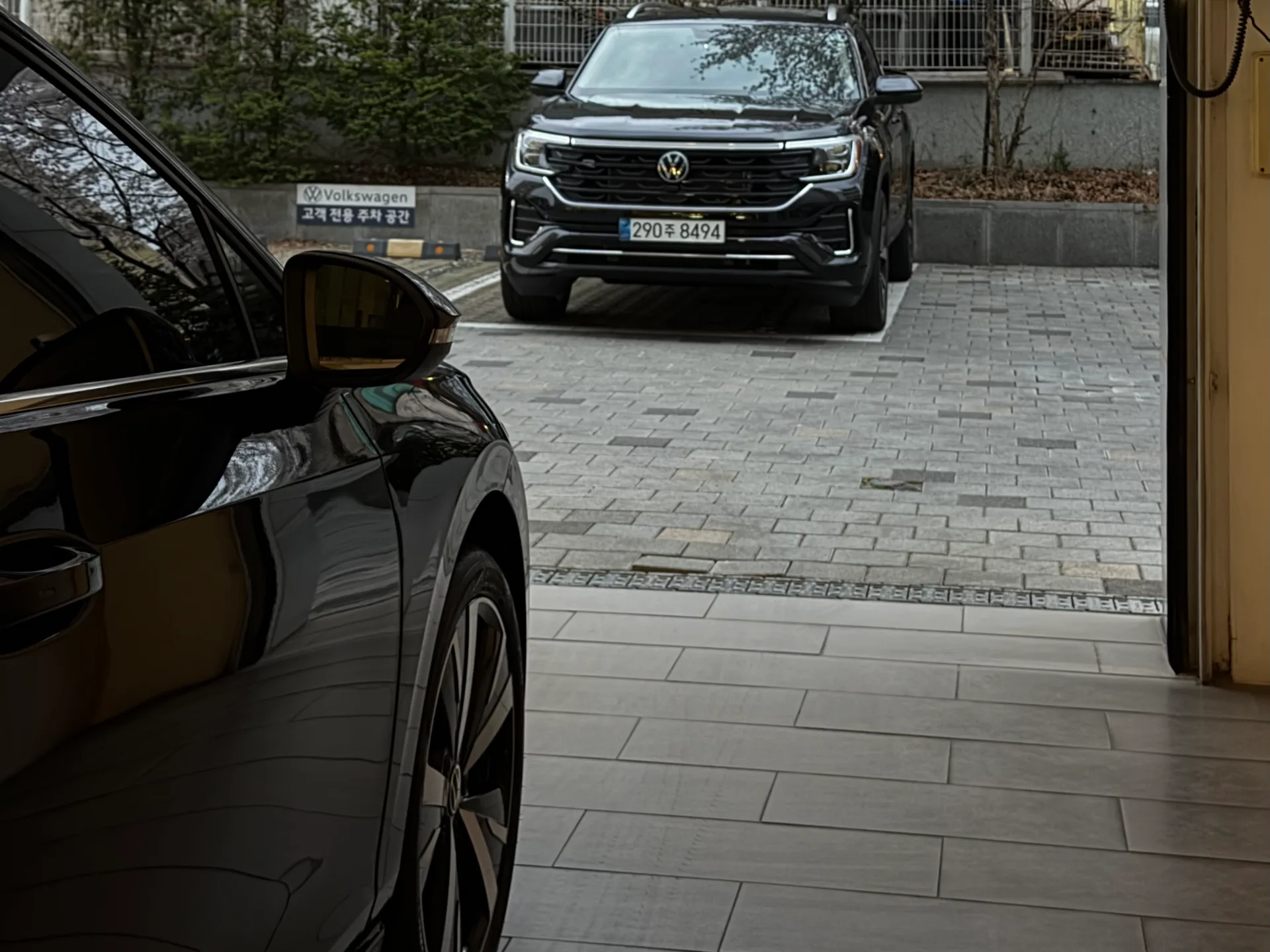 폭스바겐 골프 그레나딜라 블랙 TDI 프레스티지 2026년식 실물 사진 16/26 - 26년 03월 30일 출고한 검정 골프 TDI 출고 사진입니