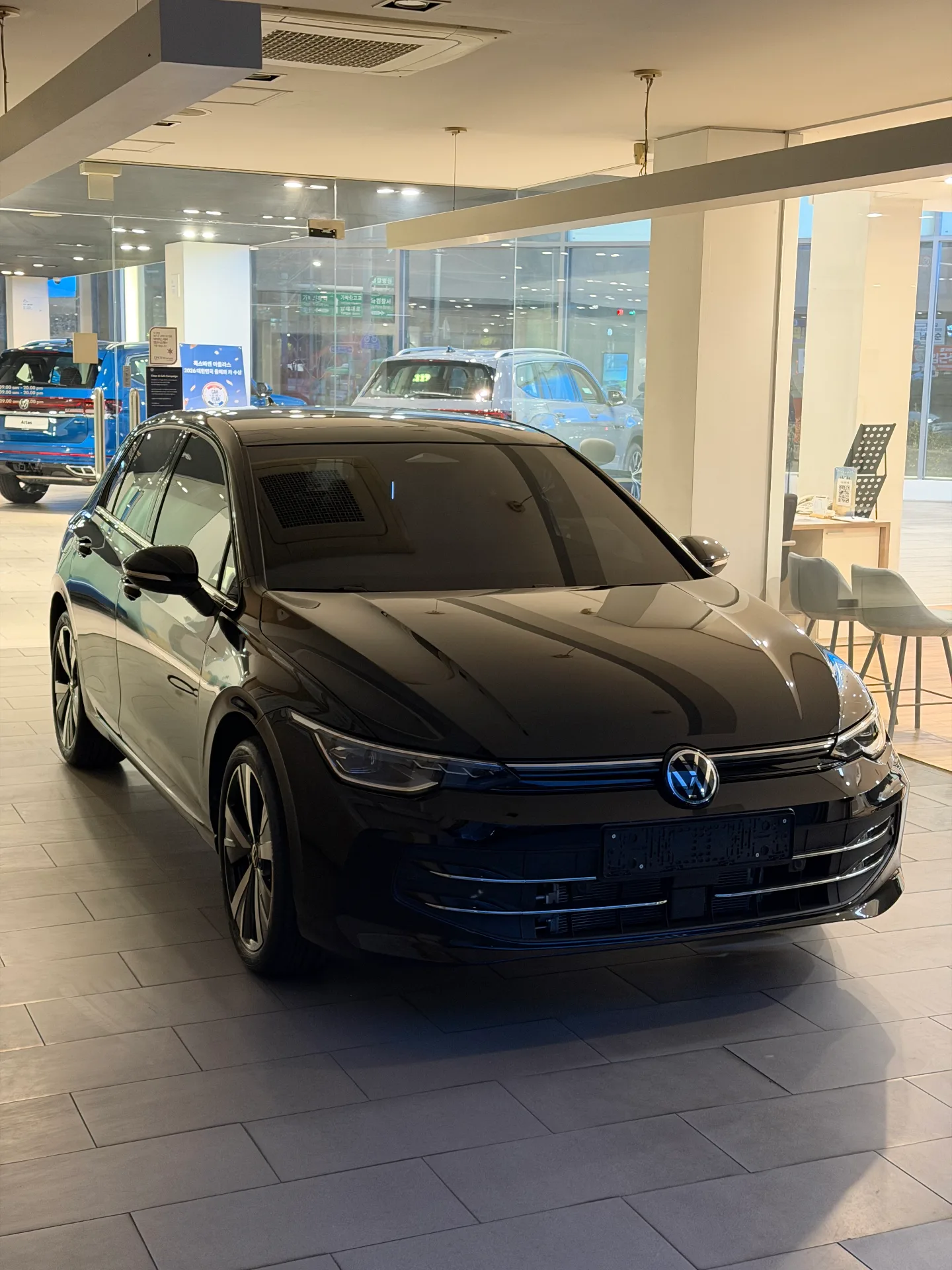 폭스바겐 골프 그레나딜라 블랙 TDI 프레스티지 2026년식 실물 사진 18/26 - 26년 03월 30일 출고한 검정 골프 TDI 출고 사진입니