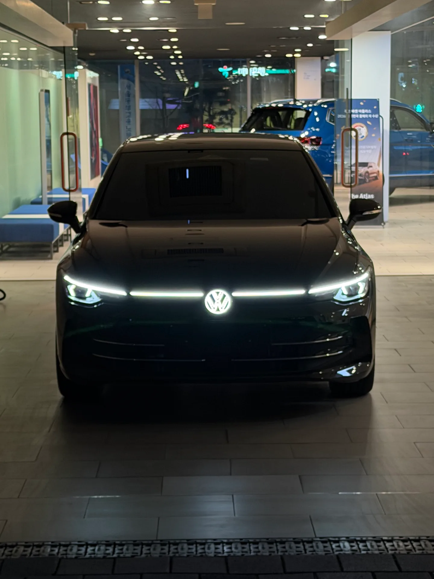 폭스바겐 골프 그레나딜라 블랙 TDI 프레스티지 2026년식 실물 사진 19/26 - 26년 03월 30일 출고한 검정 골프 TDI 출고 사진입니