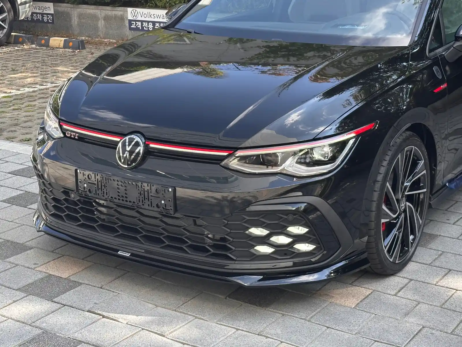 폭스바겐 골프 딥 블랙 펄 GTI 2024년식 실물 사진 1/19 - 전국 100대 한정으로 출시되었던 GTI 리미티드 에디션 출고 사진입니다