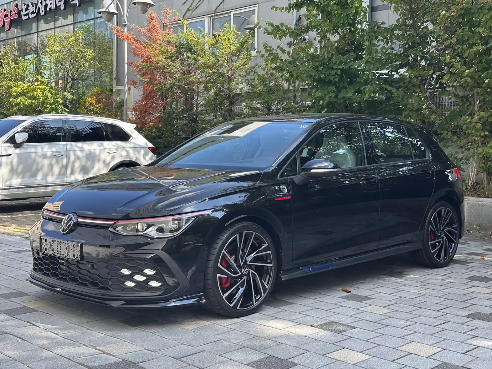 폭스바겐 골프 딥 블랙 펄 GTI 2024년식 실물 사진 2/19 - 전국 100대 한정으로 출시되었던 GTI 리미티드 에디션 출고 사진입니다