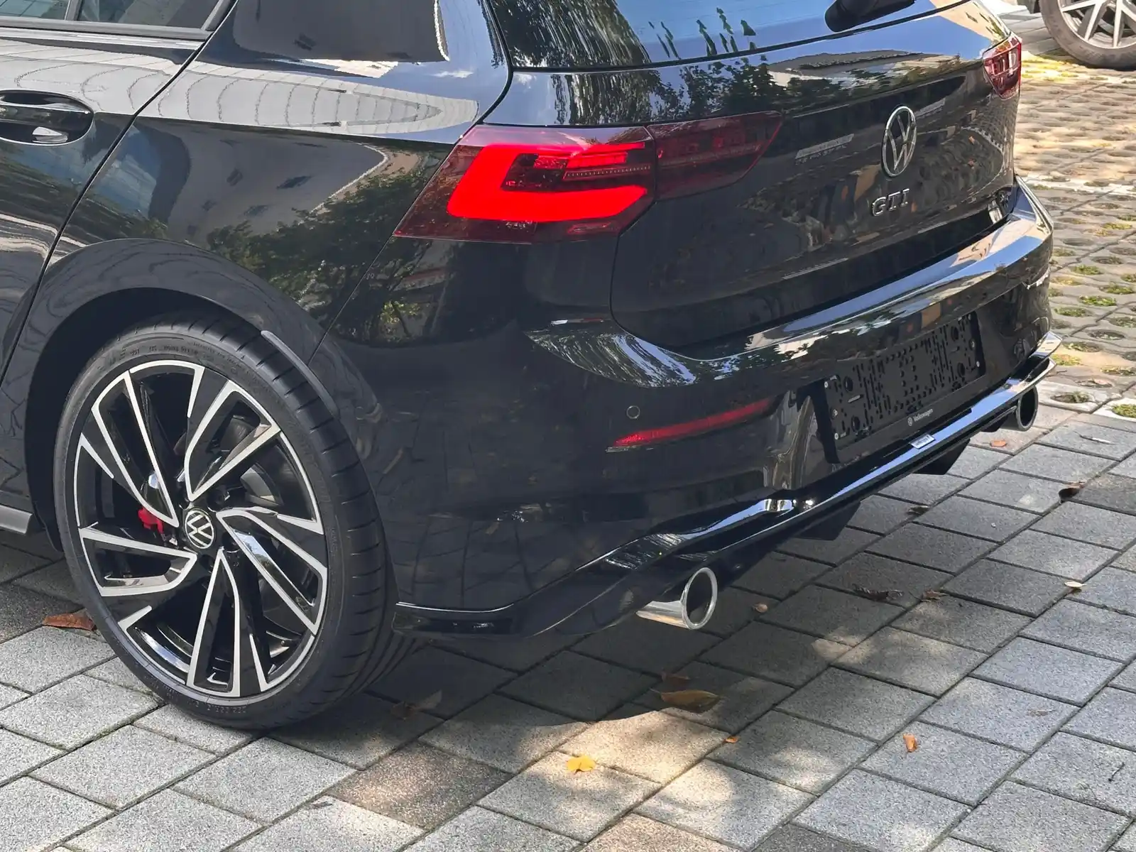 폭스바겐 골프 딥 블랙 펄 GTI 2024년식 실물 사진 3/19 - 전국 100대 한정으로 출시되었던 GTI 리미티드 에디션 출고 사진입니다