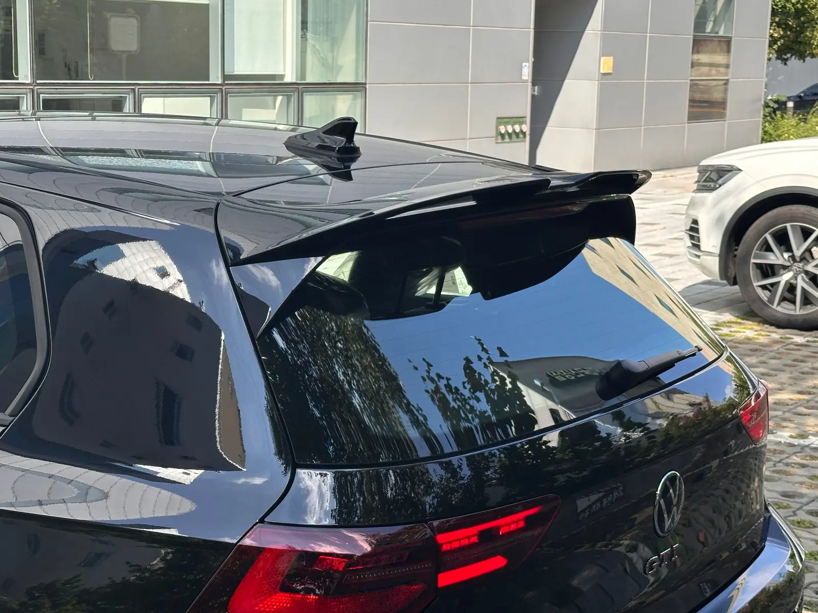 폭스바겐 골프 딥 블랙 펄 GTI 2024년식 실물 사진 4/19 - 전국 100대 한정으로 출시되었던 GTI 리미티드 에디션 출고 사진입니다