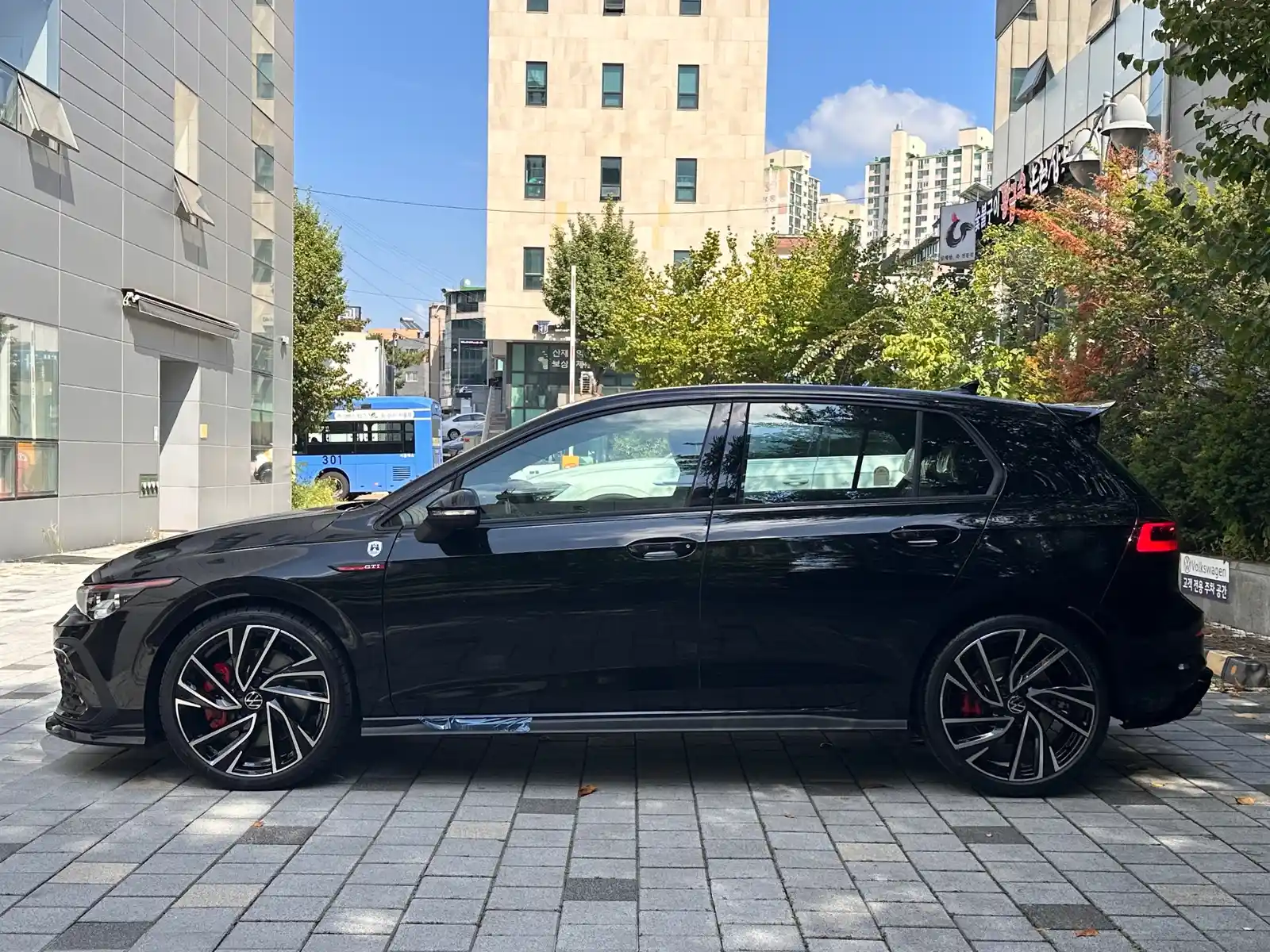폭스바겐 골프 딥 블랙 펄 GTI 2024년식 실물 사진 5/19 - 전국 100대 한정으로 출시되었던 GTI 리미티드 에디션 출고 사진입니다