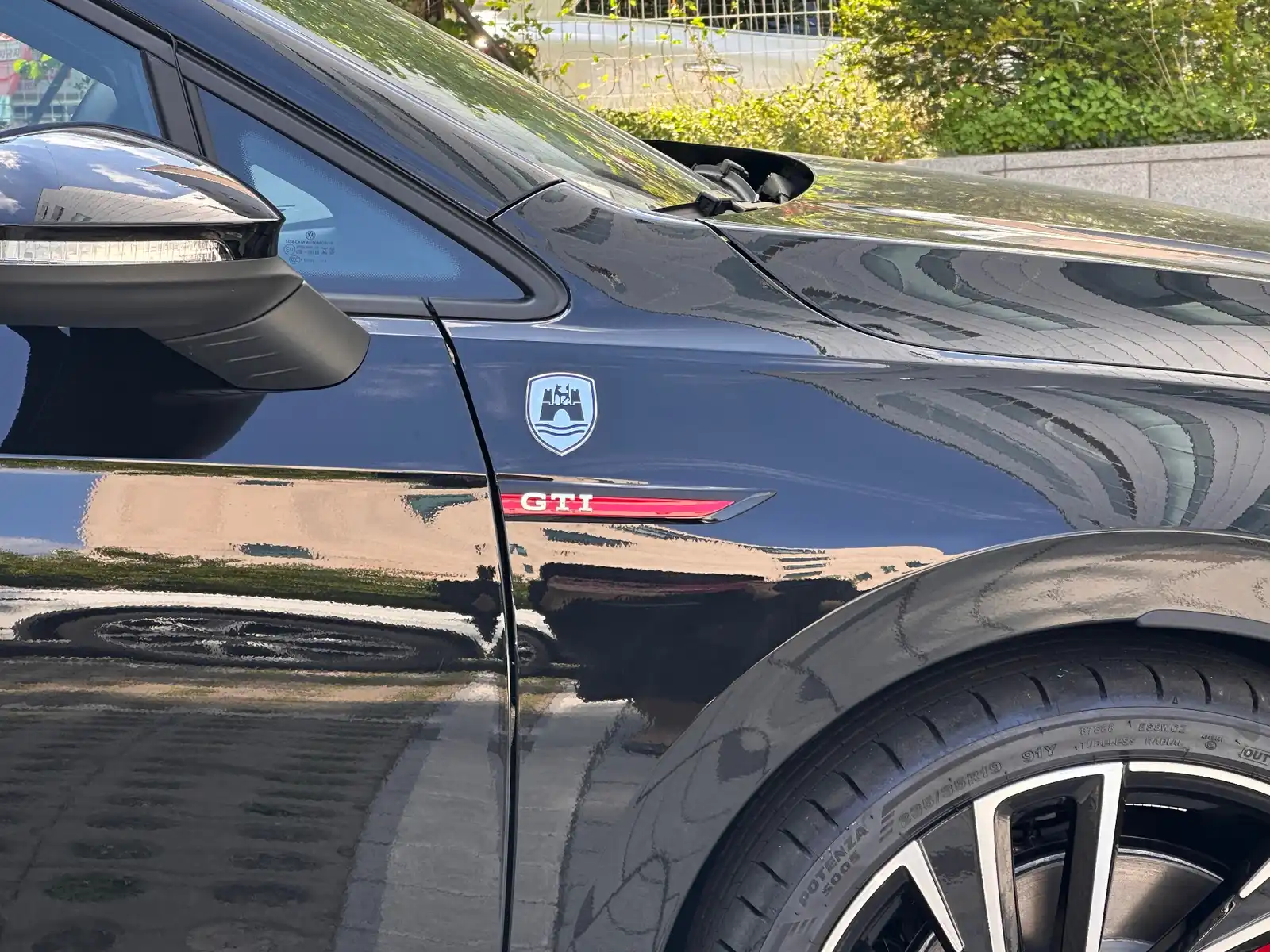 폭스바겐 골프 딥 블랙 펄 GTI 2024년식 실물 사진 7/19 - 전국 100대 한정으로 출시되었던 GTI 리미티드 에디션 출고 사진입니다