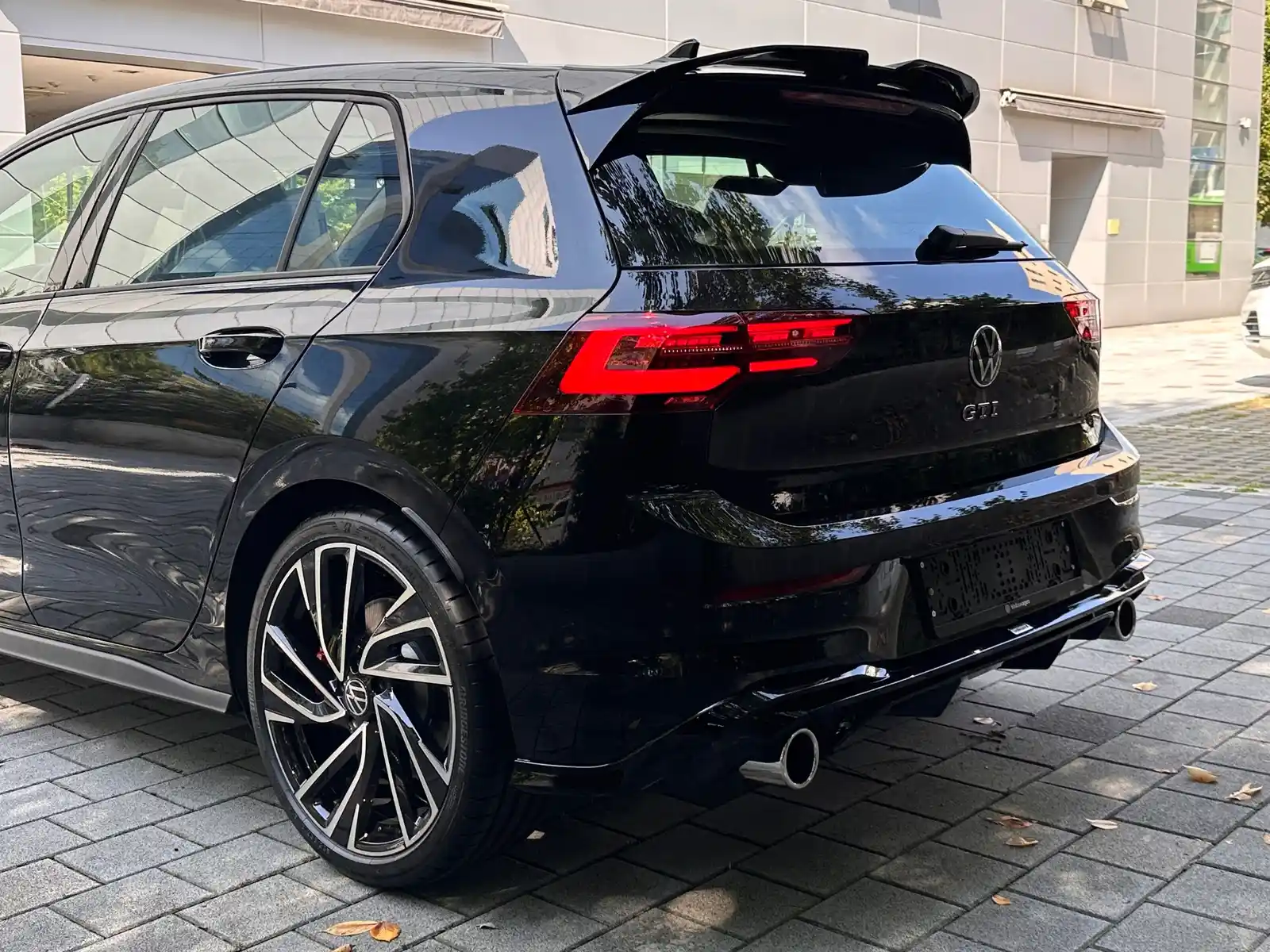 폭스바겐 골프 딥 블랙 펄 GTI 2024년식 실물 사진 14/19 - 전국 100대 한정으로 출시되었던 GTI 리미티드 에디션 출고 사진입니다