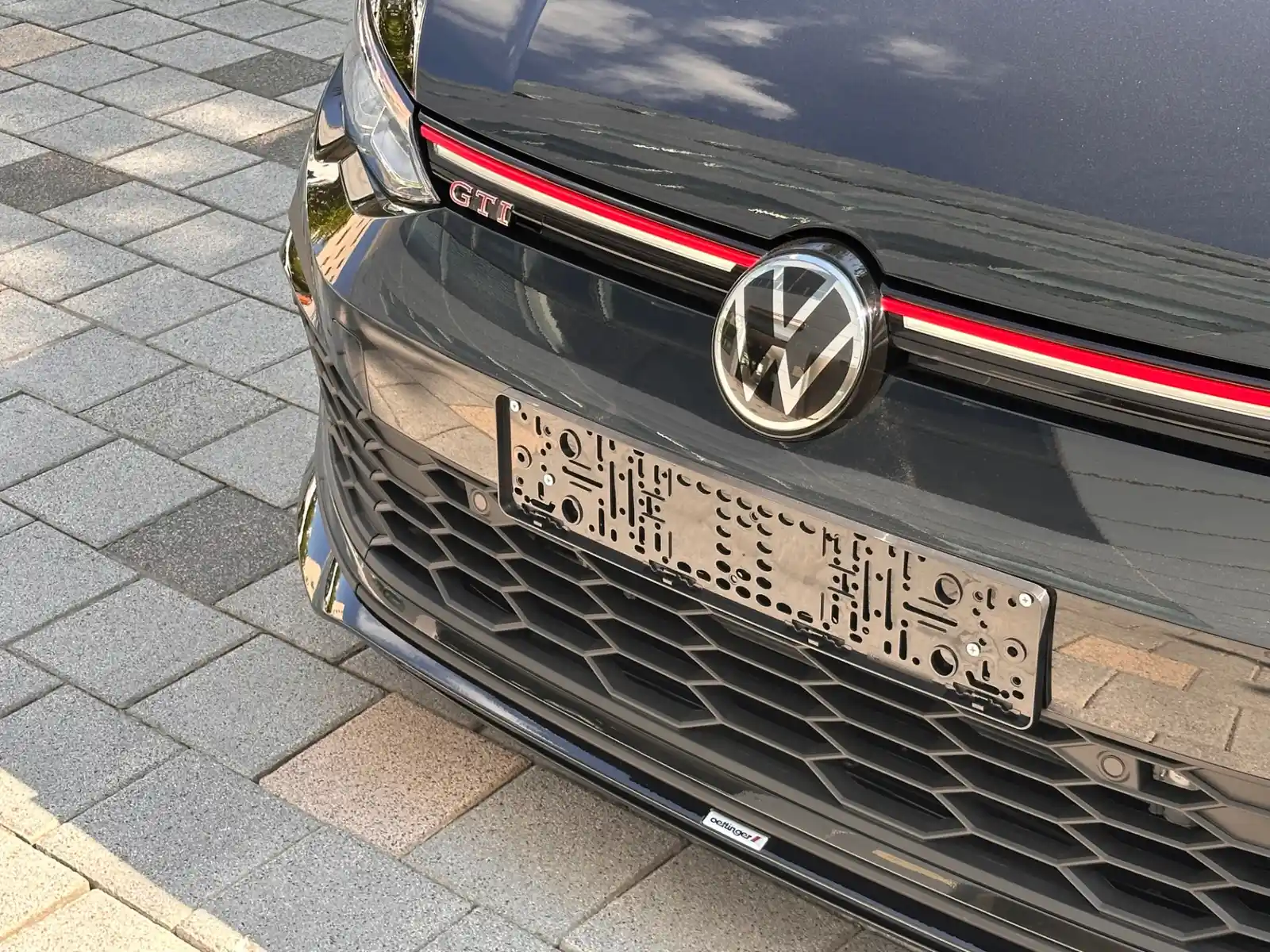 폭스바겐 골프 딥 블랙 펄 GTI 2024년식 실물 사진 17/19 - 전국 100대 한정으로 출시되었던 GTI 리미티드 에디션 출고 사진입니다