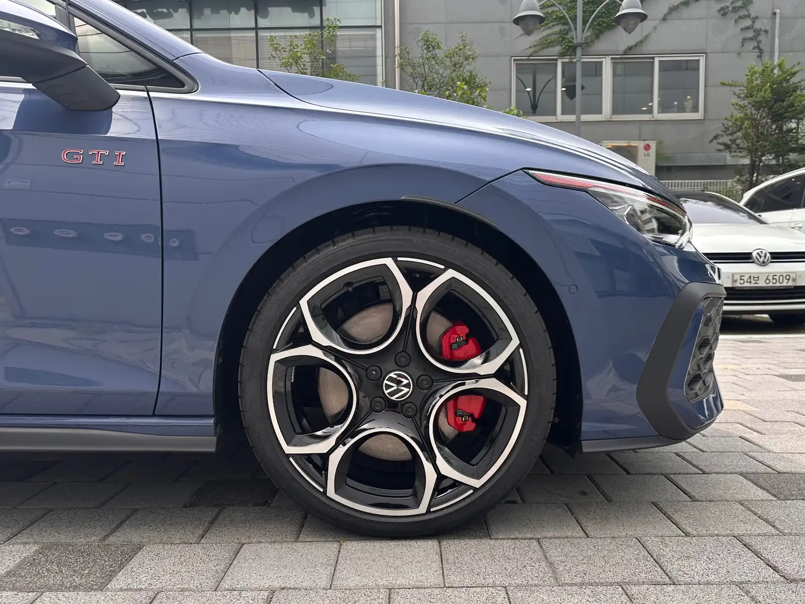 폭스바겐 폭스바겐 아네모네 블루 2026년식 실물 사진 4/8