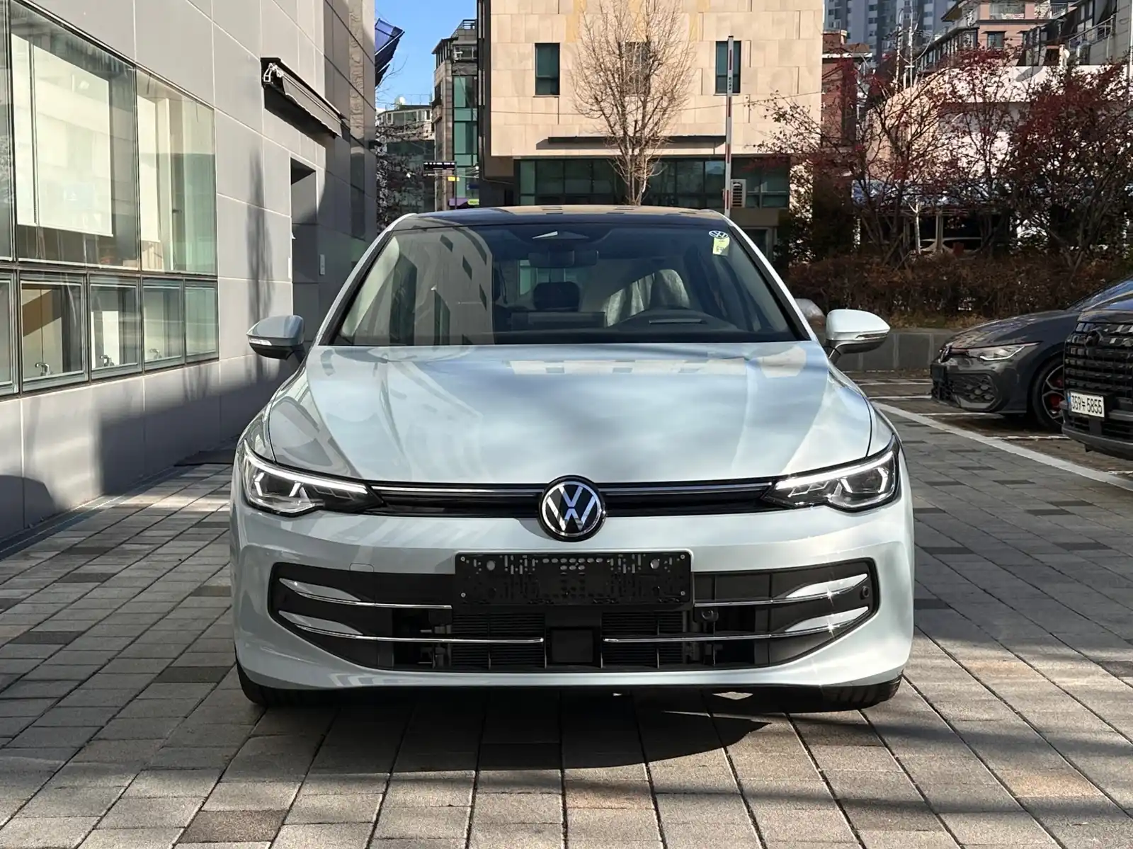 폭스바겐 골프 아이스 블루 TDI 프레스티지 2026년식 실물 사진 3/11