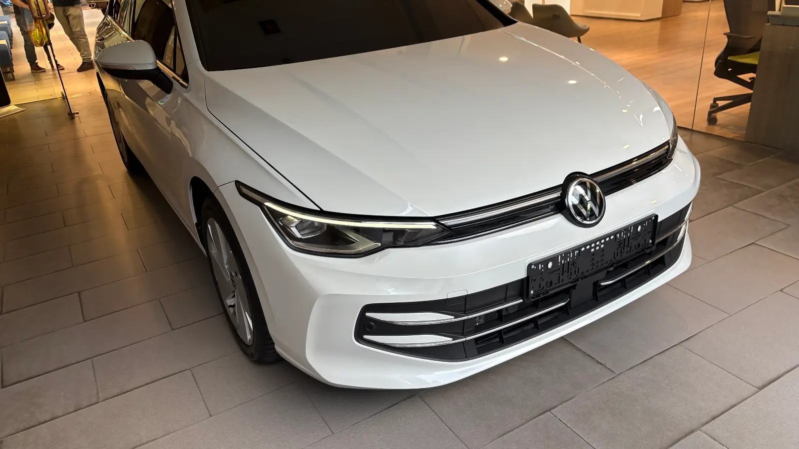 폭스바겐 폭스바겐 오릭스 화이트 TDI 프리미엄 2025년식 실물 사진 3/20 - 골프 2.0 TDI 프리미엄 트림 오릭스 화이트 색상 한정재고 출고사진입니다.