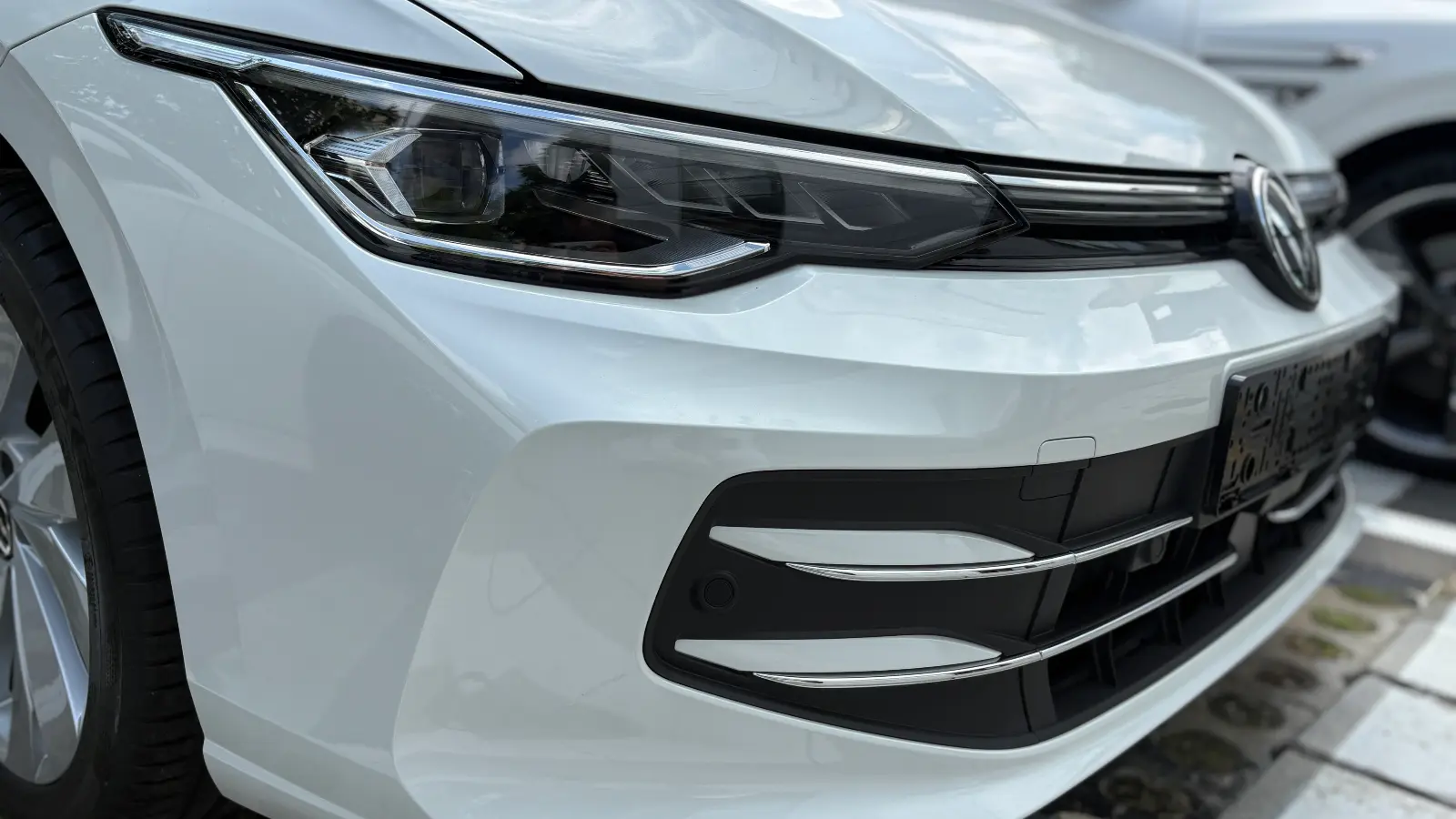 폭스바겐 폭스바겐 오릭스 화이트 TDI 프리미엄 2025년식 실물 사진 6/20 - 골프 2.0 TDI 프리미엄 트림 오릭스 화이트 색상 한정재고 출고사진입니다.