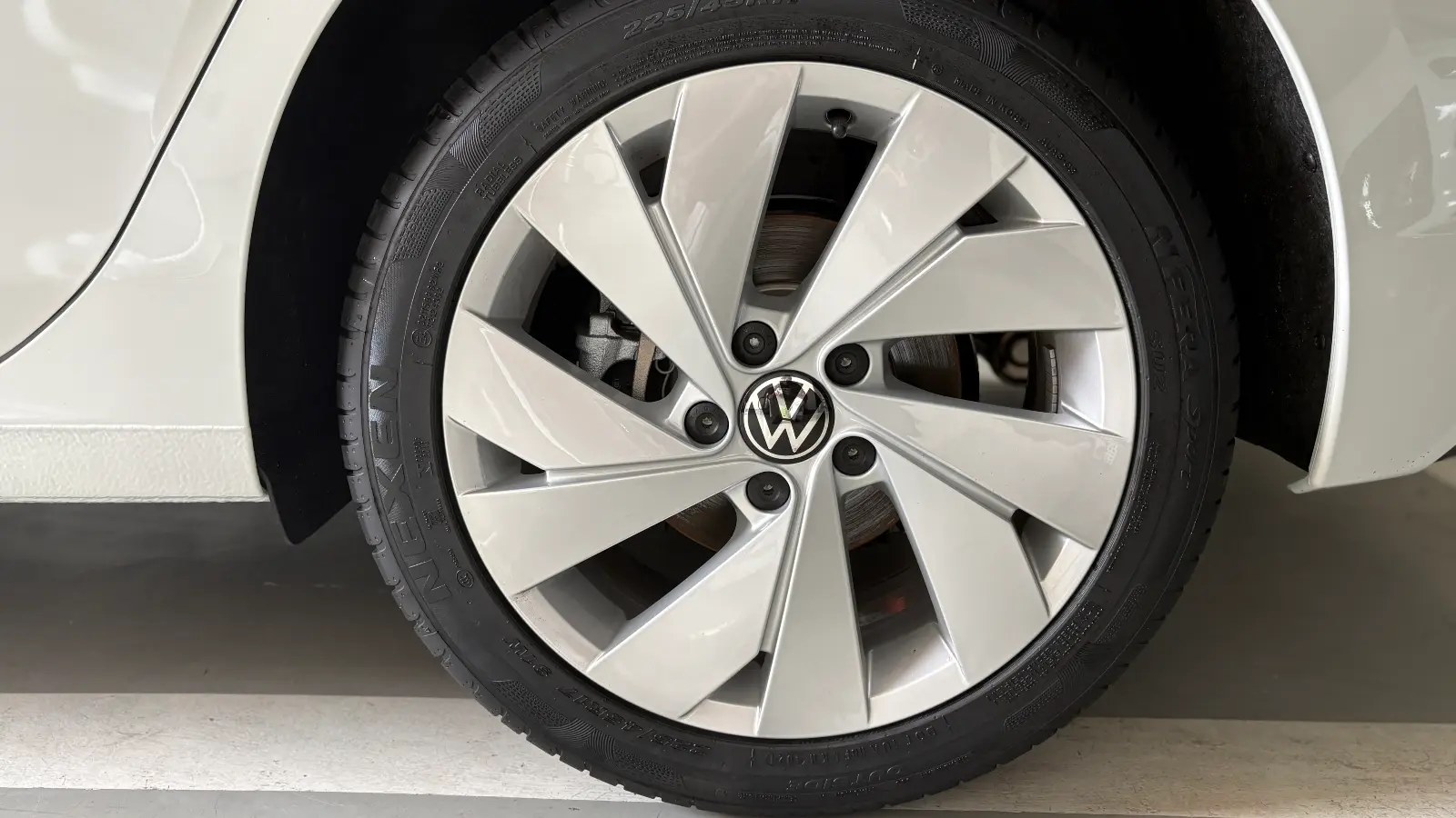 폭스바겐 폭스바겐 오릭스 화이트 TDI 프리미엄 2025년식 실물 사진 8/20 - 골프 2.0 TDI 프리미엄 트림 오릭스 화이트 색상 한정재고 출고사진입니다.