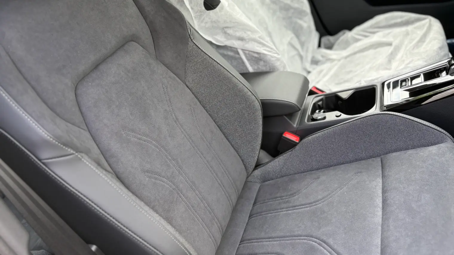 폭스바겐 폭스바겐 오릭스 화이트 TDI 프리미엄 2025년식 실물 사진 9/20 - 골프 2.0 TDI 프리미엄 트림 오릭스 화이트 색상 한정재고 출고사진입니다.