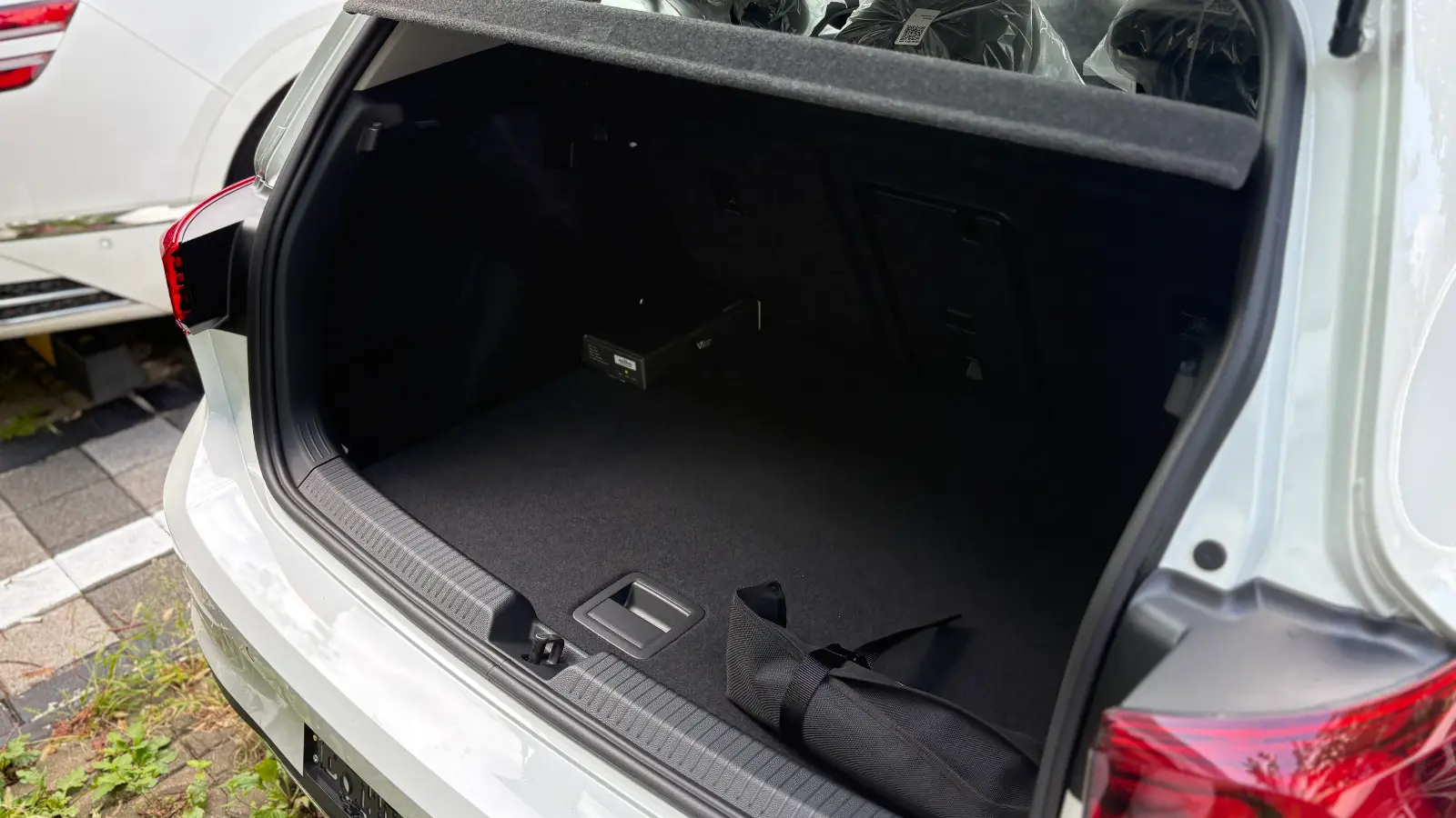 폭스바겐 폭스바겐 오릭스 화이트 TDI 프리미엄 2025년식 실물 사진 10/20 - 골프 2.0 TDI 프리미엄 트림 오릭스 화이트 색상 한정재고 출고사진입니다.