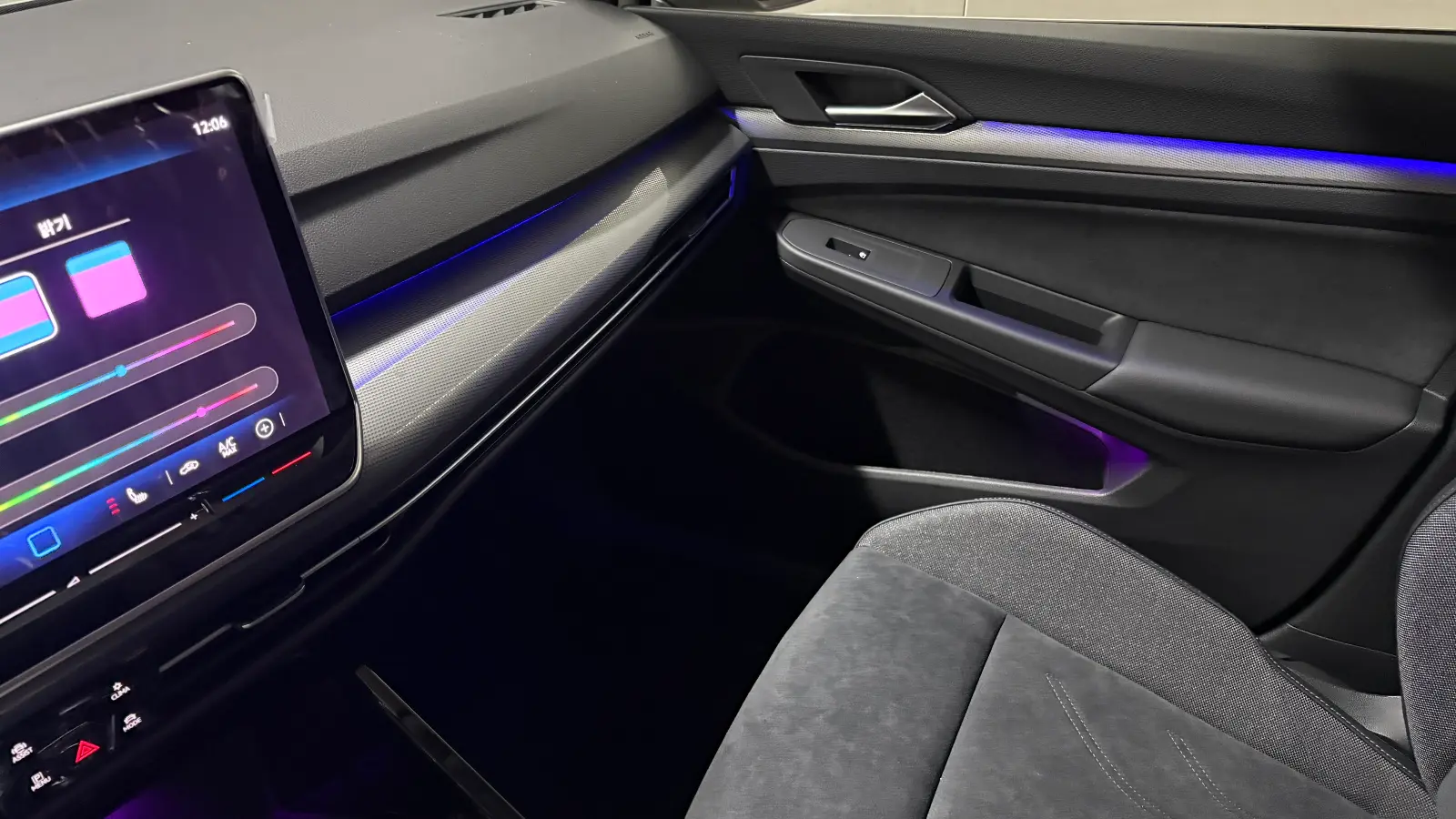 폭스바겐 폭스바겐 오릭스 화이트 TDI 프리미엄 2025년식 실물 사진 12/20 - 골프 2.0 TDI 프리미엄 트림 오릭스 화이트 색상 한정재고 출고사진입니다.