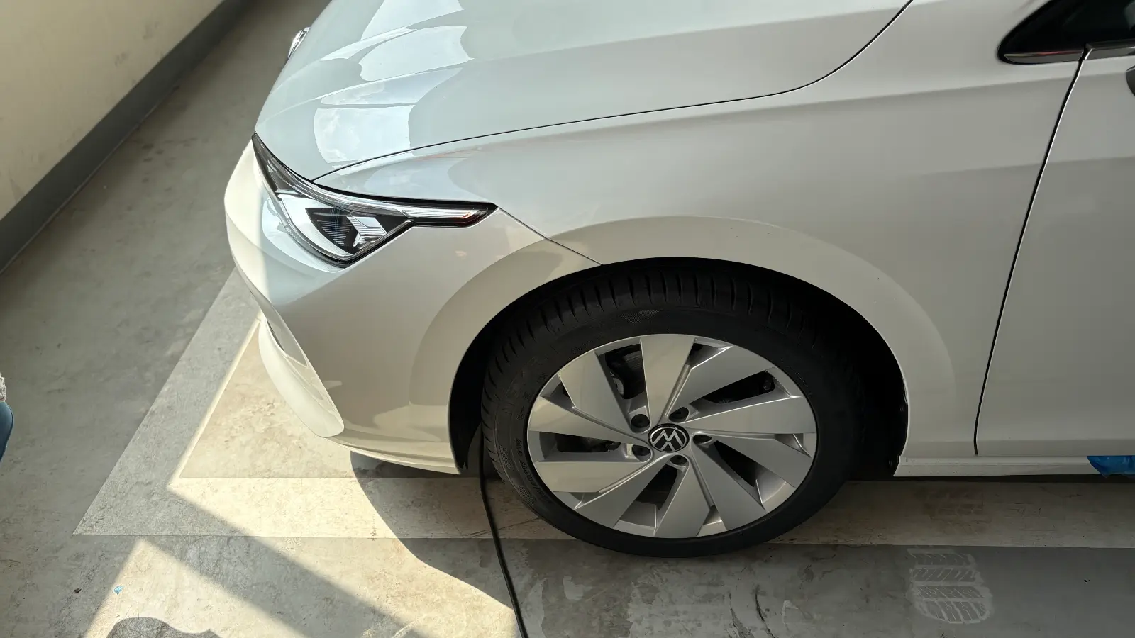 폭스바겐 폭스바겐 오릭스 화이트 TDI 프리미엄 2025년식 실물 사진 13/20 - 골프 2.0 TDI 프리미엄 트림 오릭스 화이트 색상 한정재고 출고사진입니다.