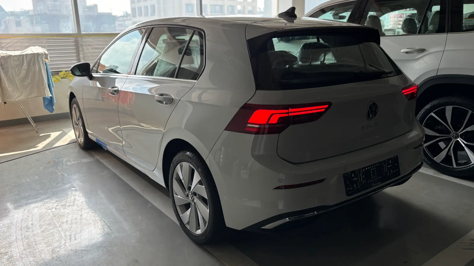 폭스바겐 폭스바겐 오릭스 화이트 TDI 프리미엄 2025년식 실물 사진 15/20 - 골프 2.0 TDI 프리미엄 트림 오릭스 화이트 색상 한정재고 출고사진입니다.