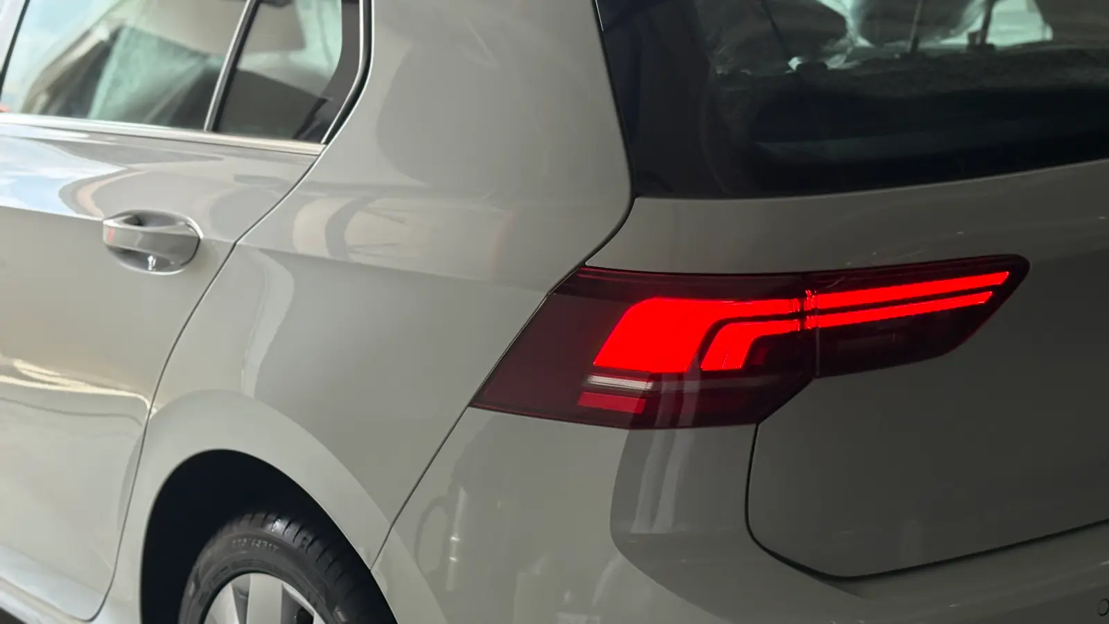 폭스바겐 폭스바겐 오릭스 화이트 TDI 프리미엄 2025년식 실물 사진 16/20 - 골프 2.0 TDI 프리미엄 트림 오릭스 화이트 색상 한정재고 출고사진입니다.