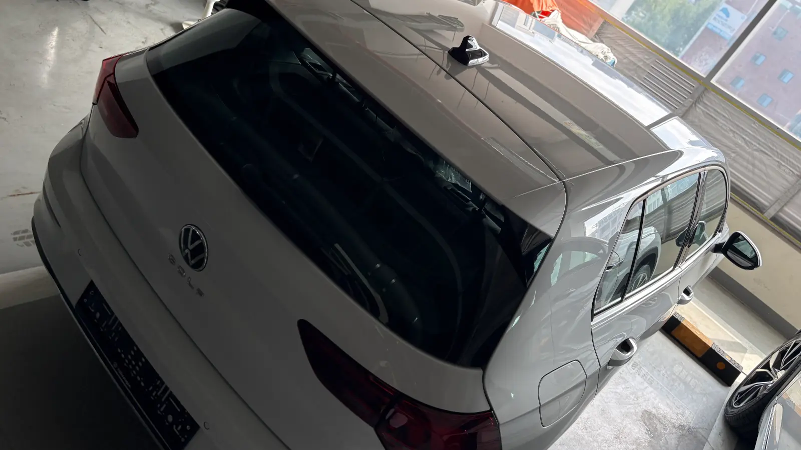 폭스바겐 폭스바겐 오릭스 화이트 TDI 프리미엄 2025년식 실물 사진 18/20 - 골프 2.0 TDI 프리미엄 트림 오릭스 화이트 색상 한정재고 출고사진입니다.