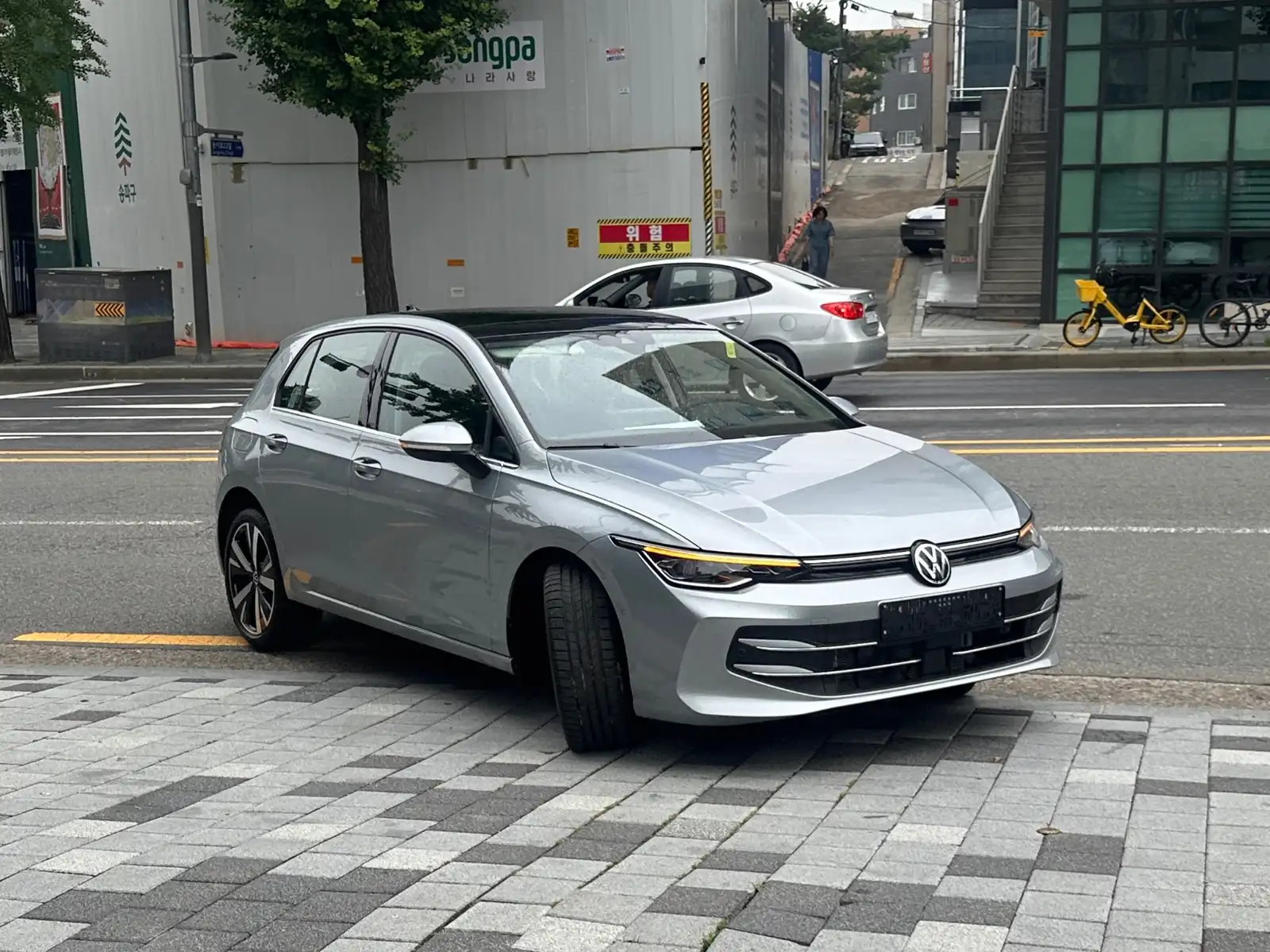폭스바겐 골프 오이스터 실버 TDI 프레스티지 2025년식 실물 사진 3/8