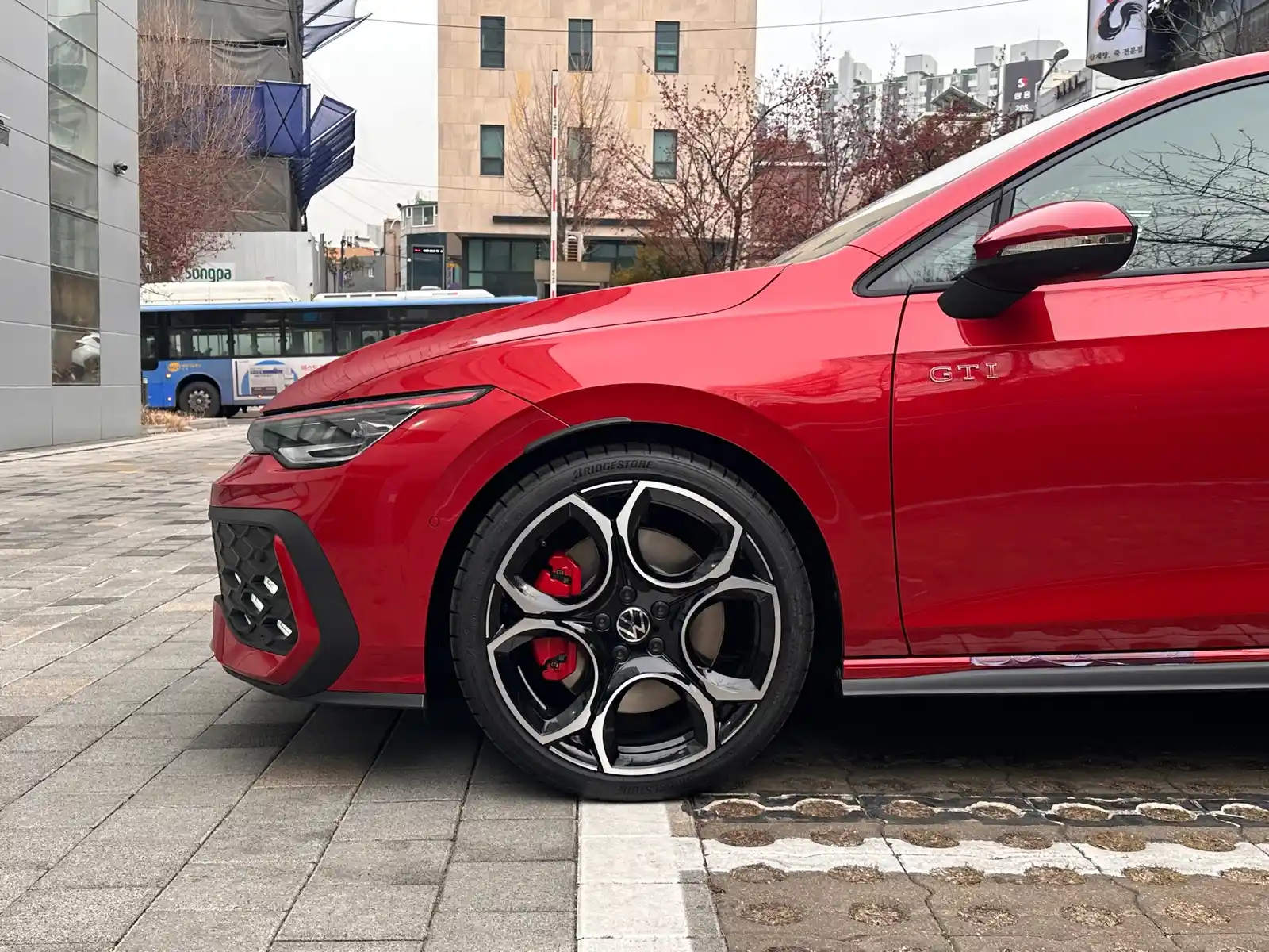 폭스바겐 골프 킹스 레드 GTI 2026년식 실물 사진 3/9