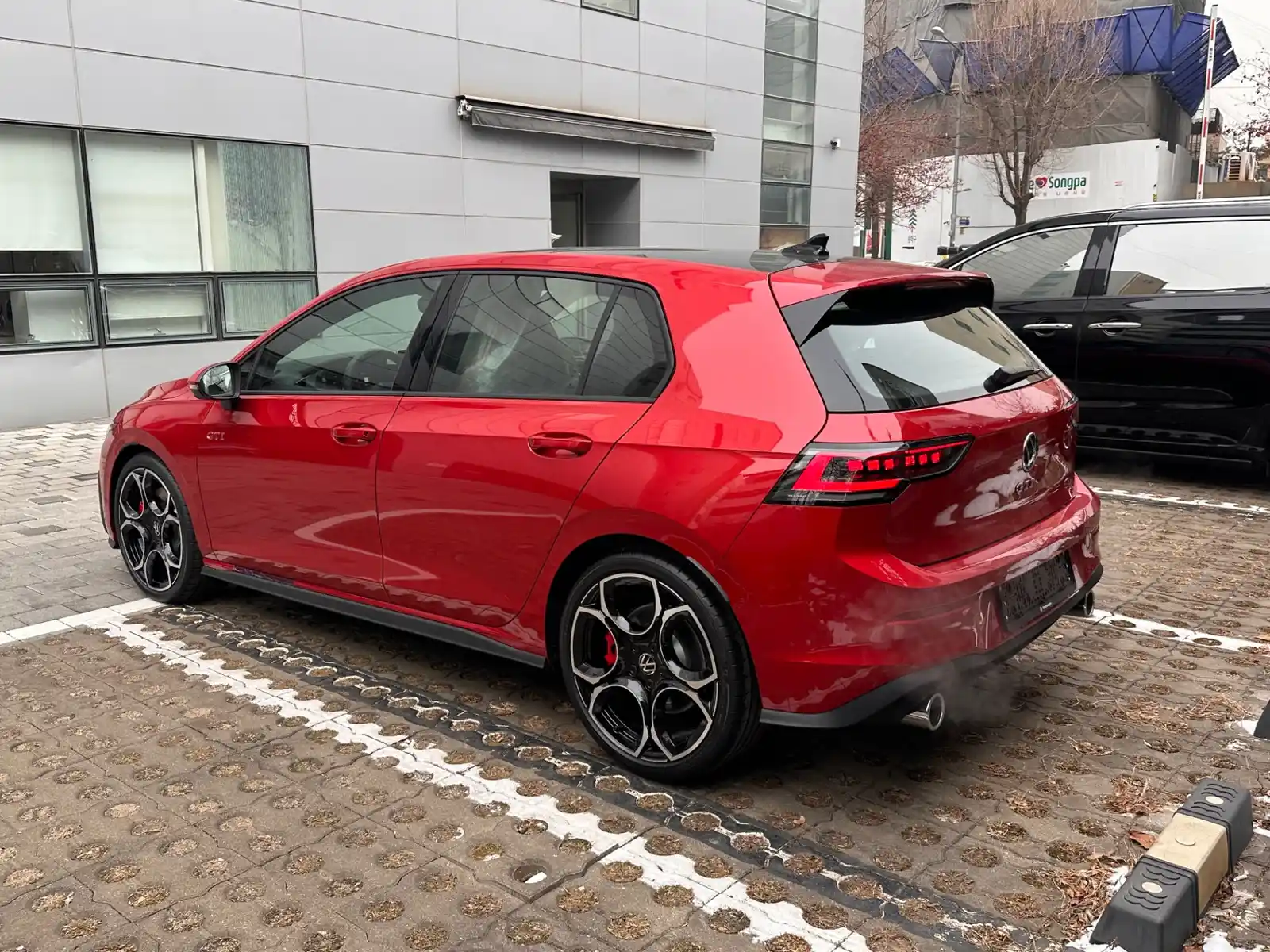 폭스바겐 골프 킹스 레드 GTI 2026년식 실물 사진 4/9