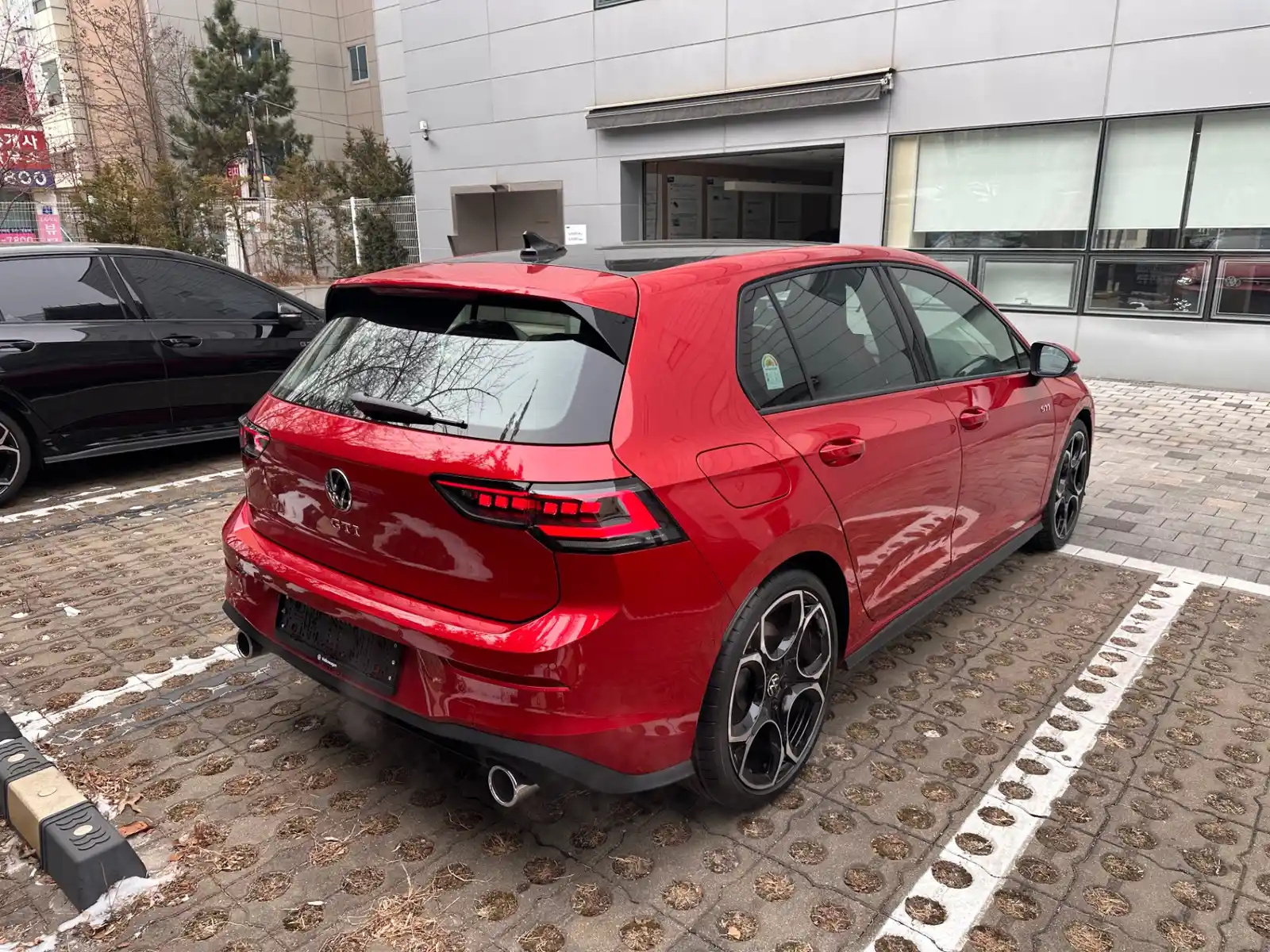 폭스바겐 골프 킹스 레드 GTI 2026년식 실물 사진 6/9