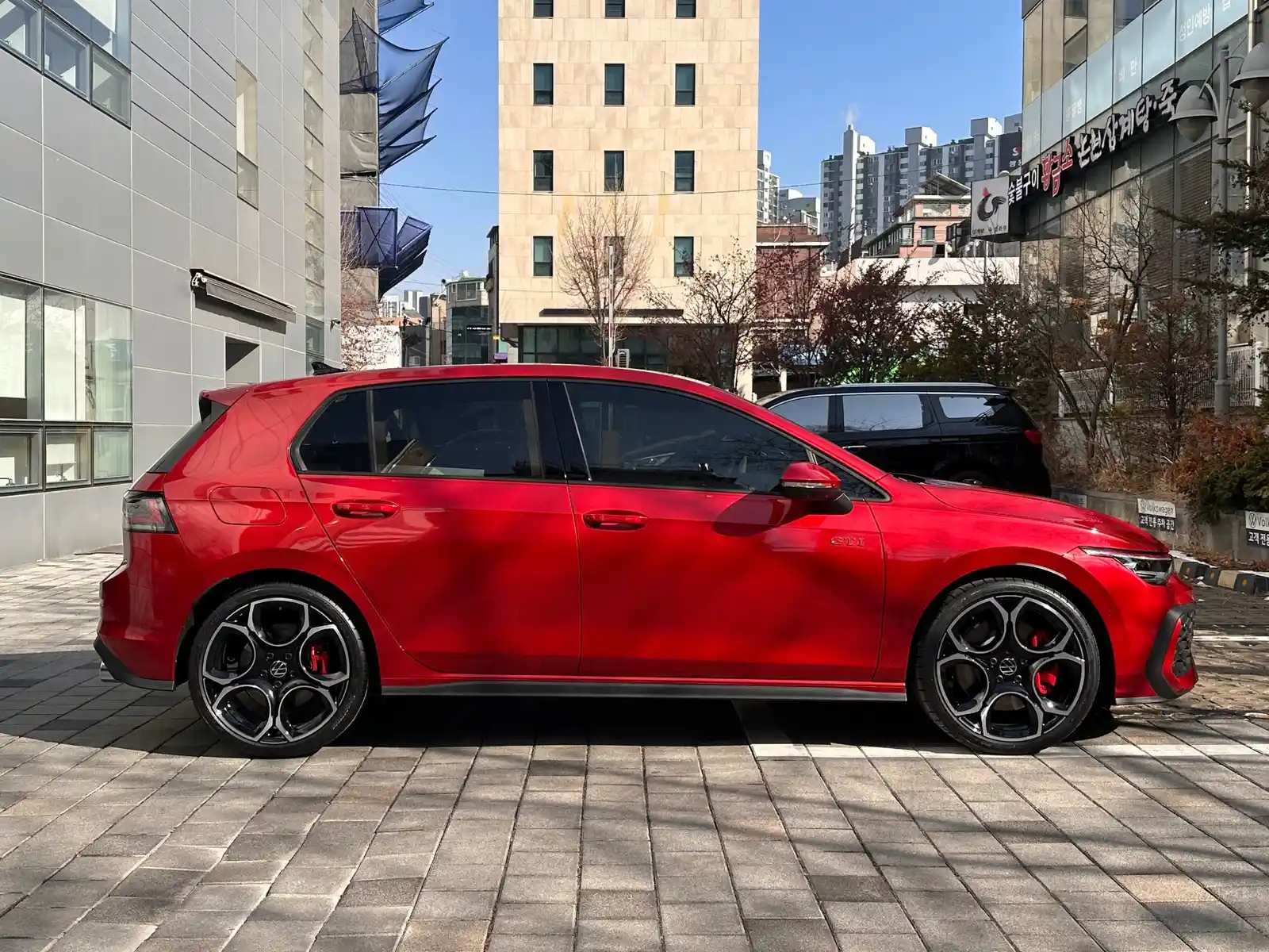 폭스바겐 골프 킹스 레드 GTI 2026년식 실물 사진 8/9