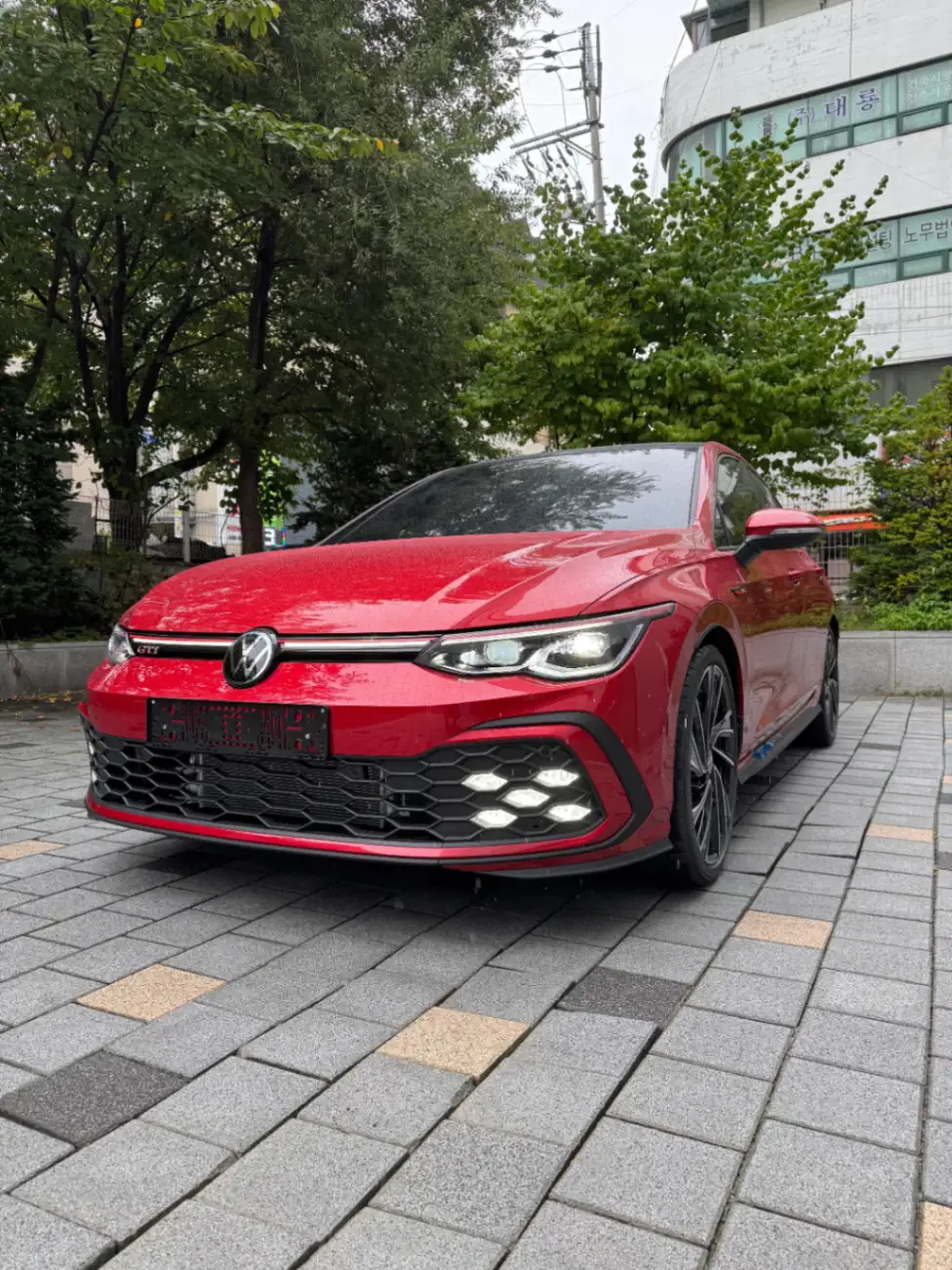 폭스바겐 골프 킹스 레드 GTI 2024년식 실물 사진 4/11 - 24년식 GTI 레드컬러 출고사진입니다.